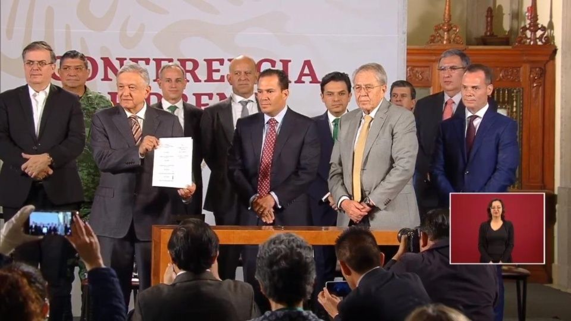 VIDEO: Firma AMLO acuerdo con hospitales privados por coronavirus