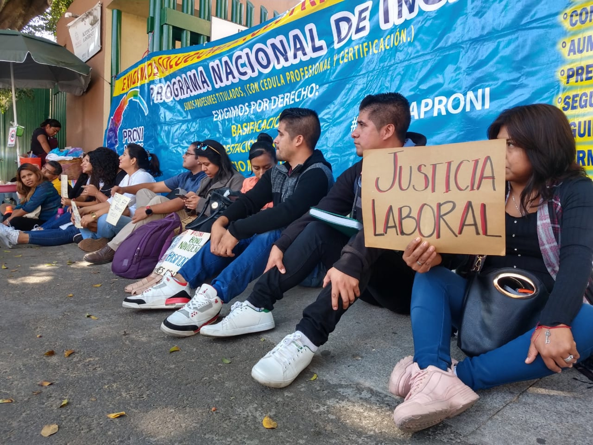 Protestan maestros del Programa Nacional de Inglés en el IEBEM