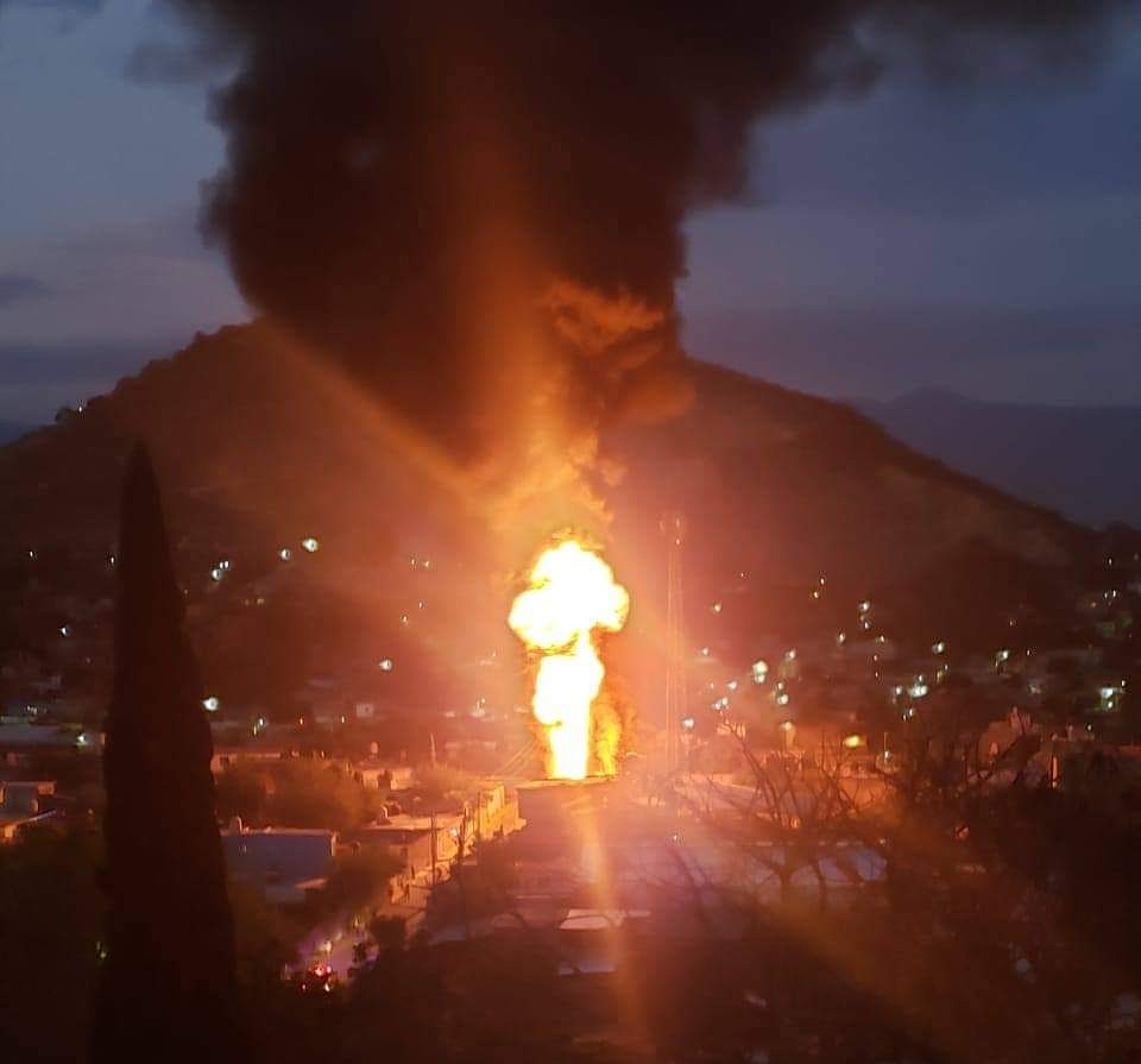 Incendio en una casa tras explosión de transformador, en Jiutepec