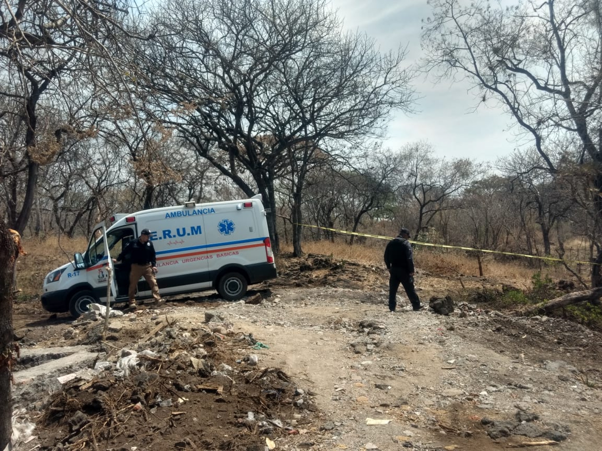 Encuentran el cadáver de un hombre en un terreno baldío, en Tepoztlán