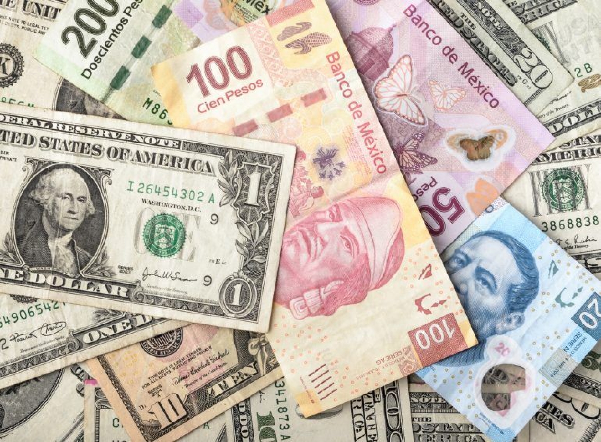 México está "tablas" en devaluación del peso frente al dólar, destaca AMLO