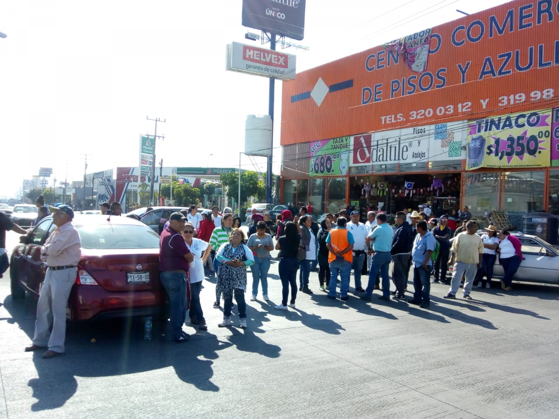 Bloqueos en el bulevar Cuauhnáhuac continuaron este sábado