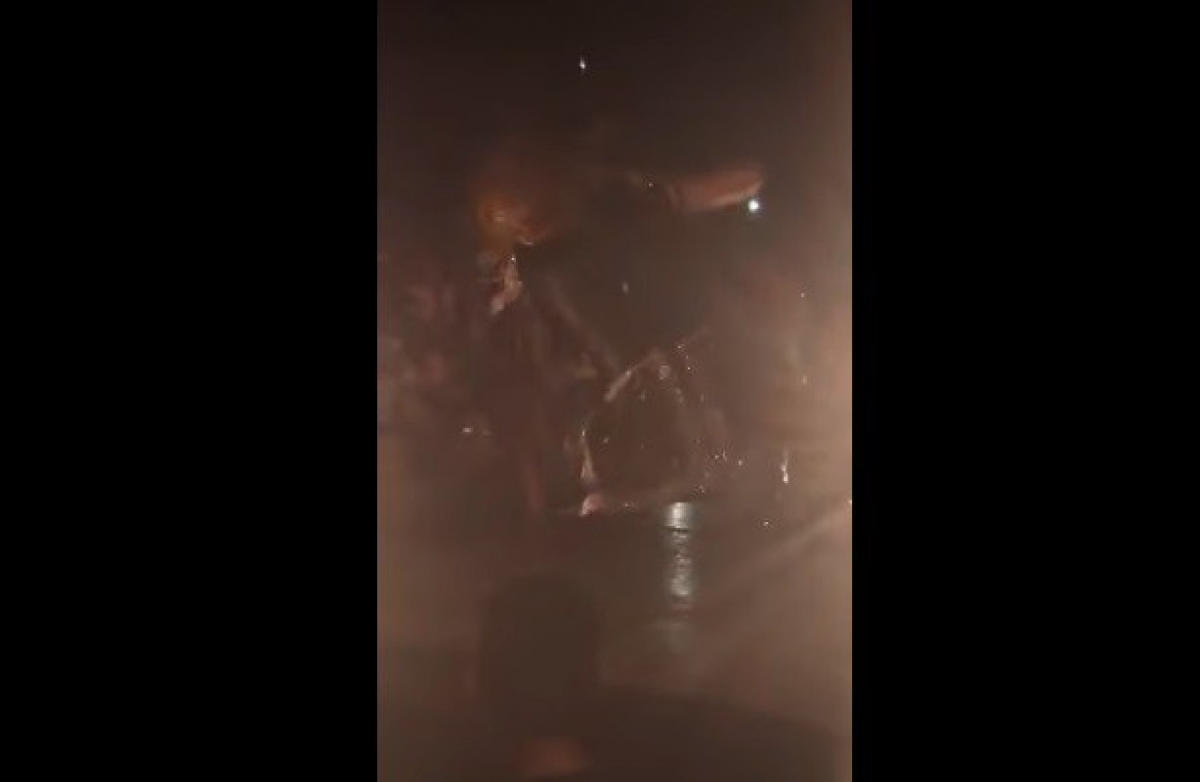 Paulina Rubio sufre una brutal caída desde el escenario