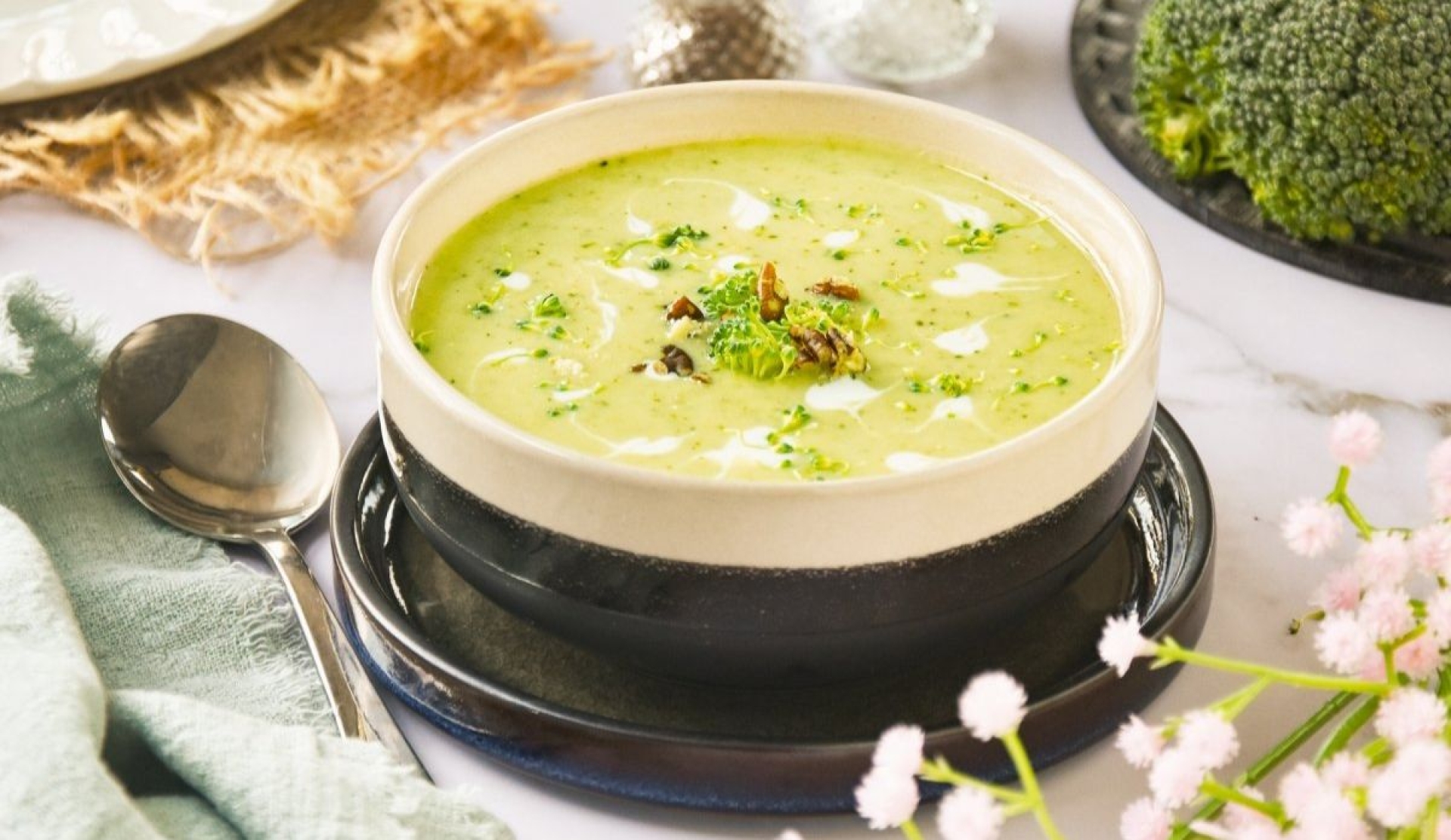 Crema de brócoli con queso: receta rápida, ligera y nutritiva