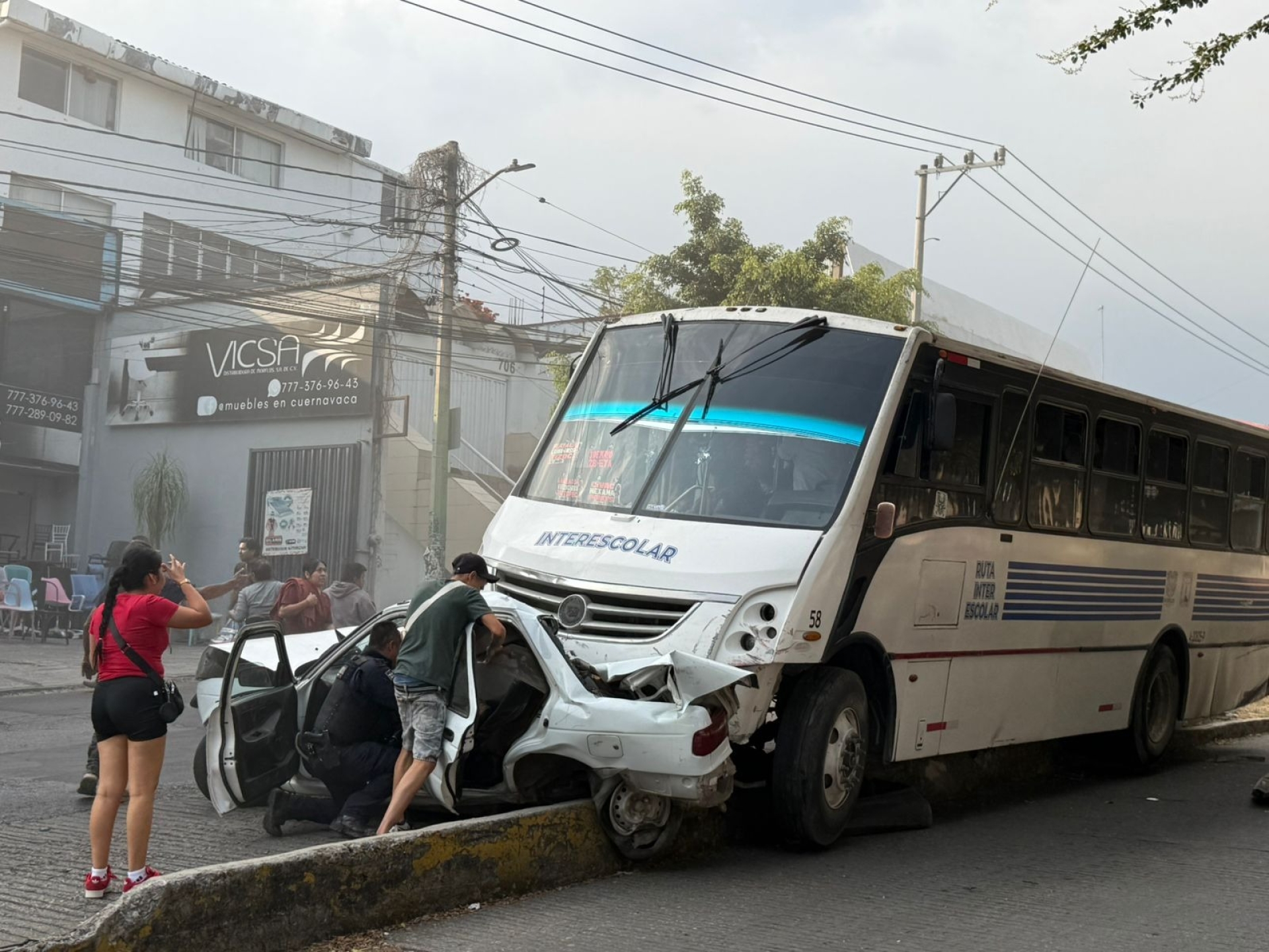 Ruta 'Interescolar' se queda sin frenos sobre avenida Gobernadores; impacta a varios vehículos