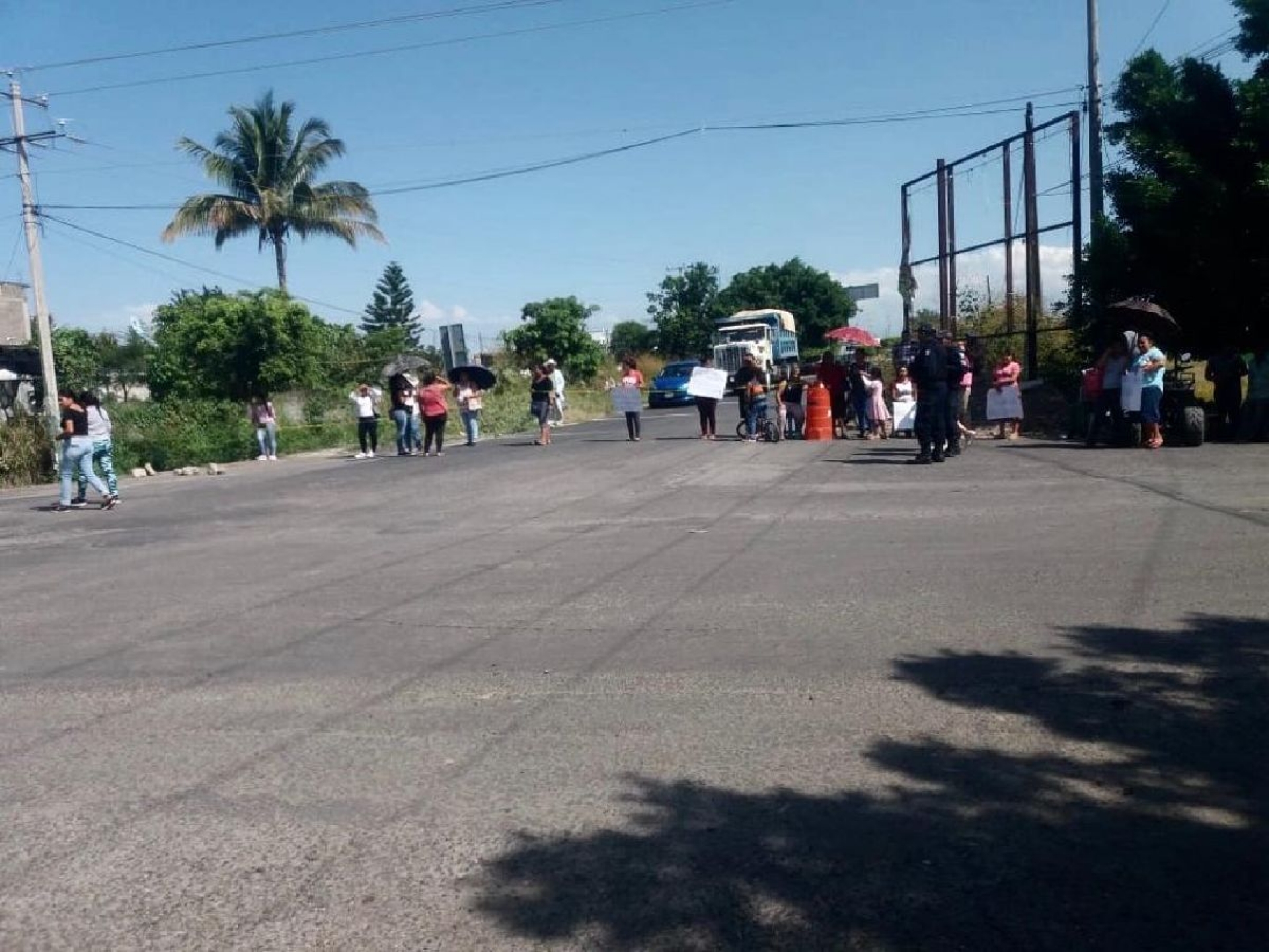 Bloquean carreteras en Chinameca por robo a escuela primaria