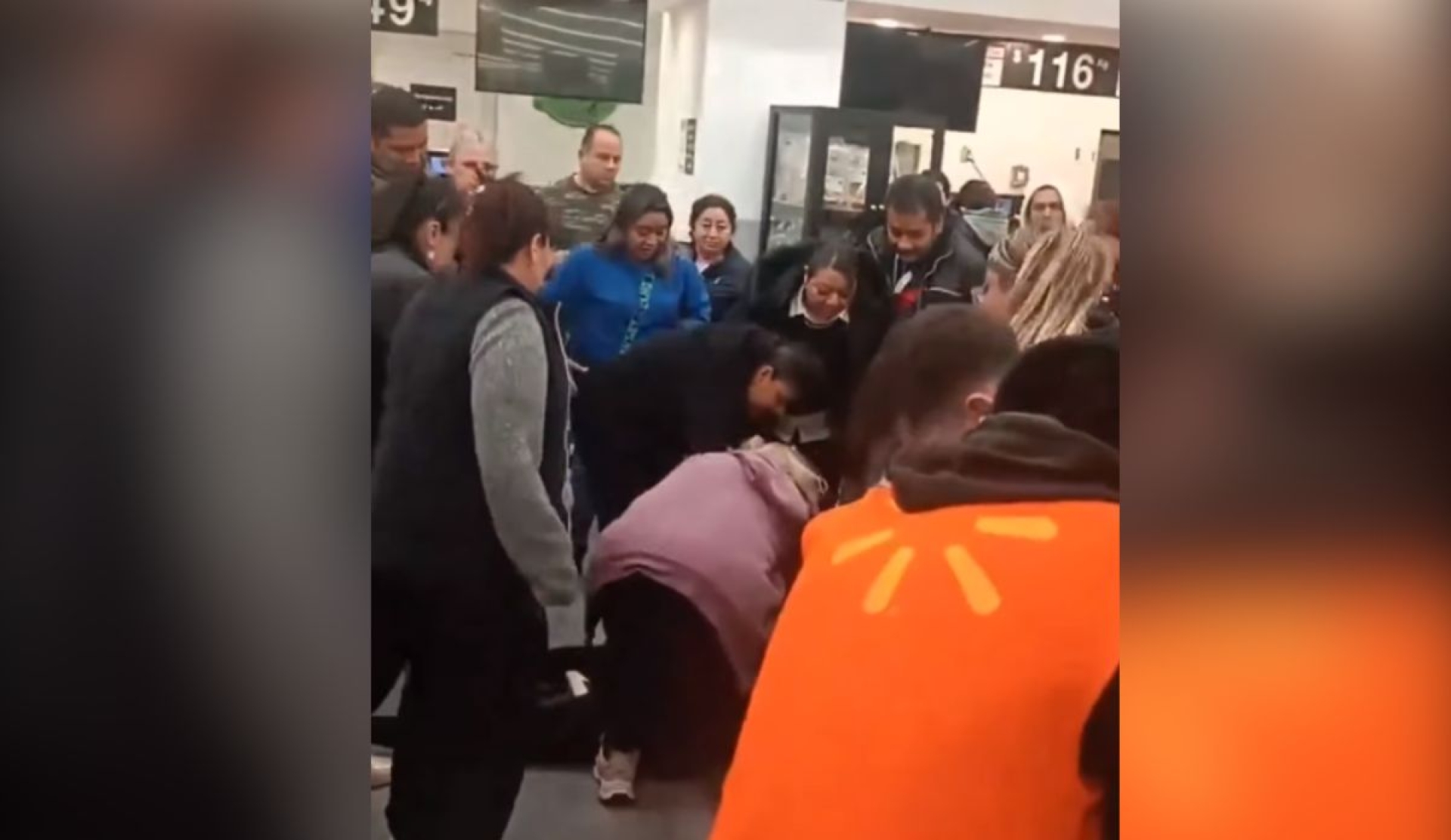 ‘Lady Pavo’: mujer protagoniza pelea por colarse en fila de centro comercial CDMX