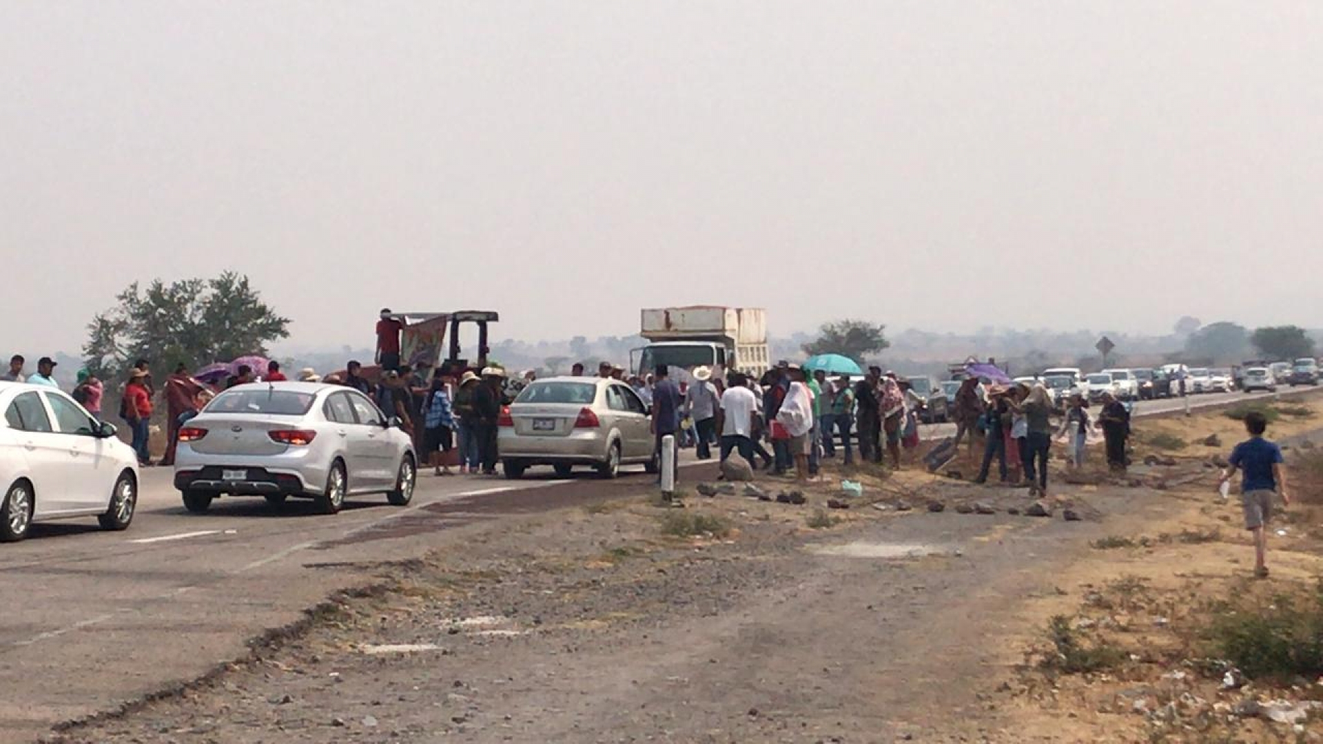 Se manifiestan habitantes de Amilcingo en la autopista Siglo XXI