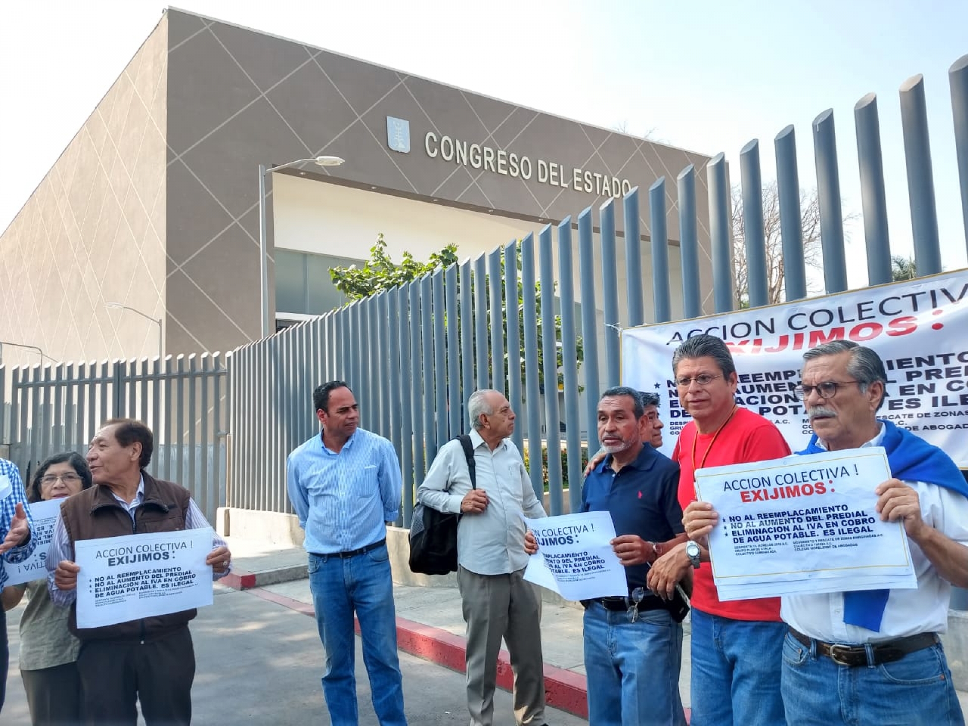 Ciudadanos protestan ante el Congreso contra incrementos en impuestos