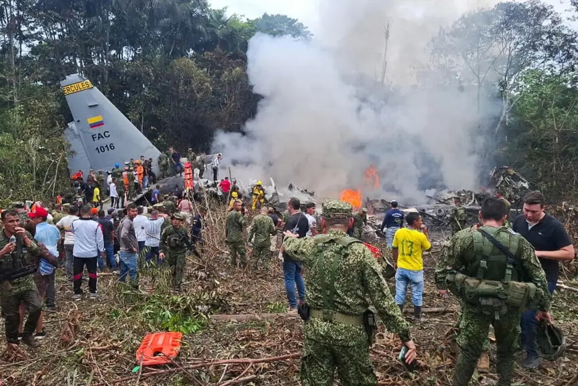 Confirman al menos ocho muertos en accidente de avión Hércules en Colombia