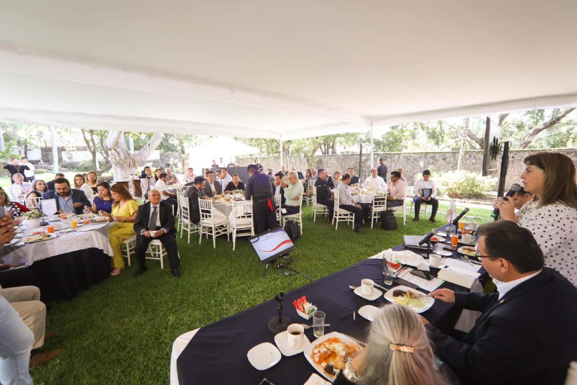 Anuncia González Saravia colocación de paneles solares en cien escuelas