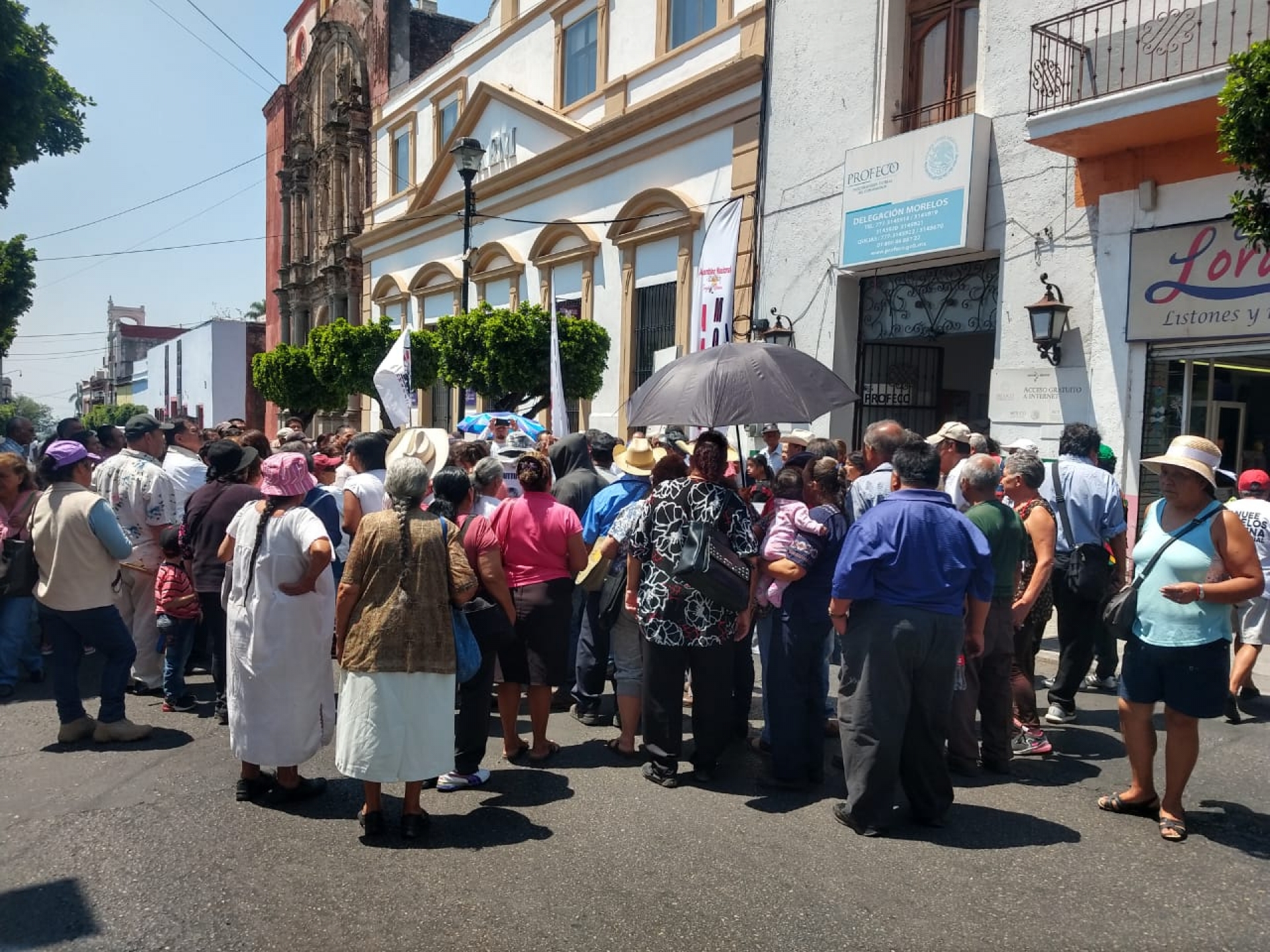 Se manifiestan integrantes de la ANUEE ante la Profeco
