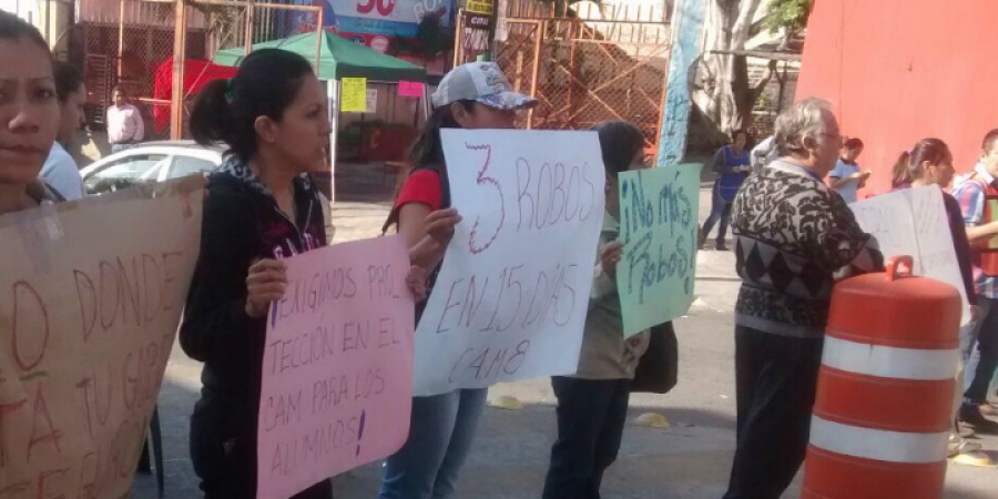 Se manifiestan padres de familia del CAM 8; exigen un alto a la inseguridad