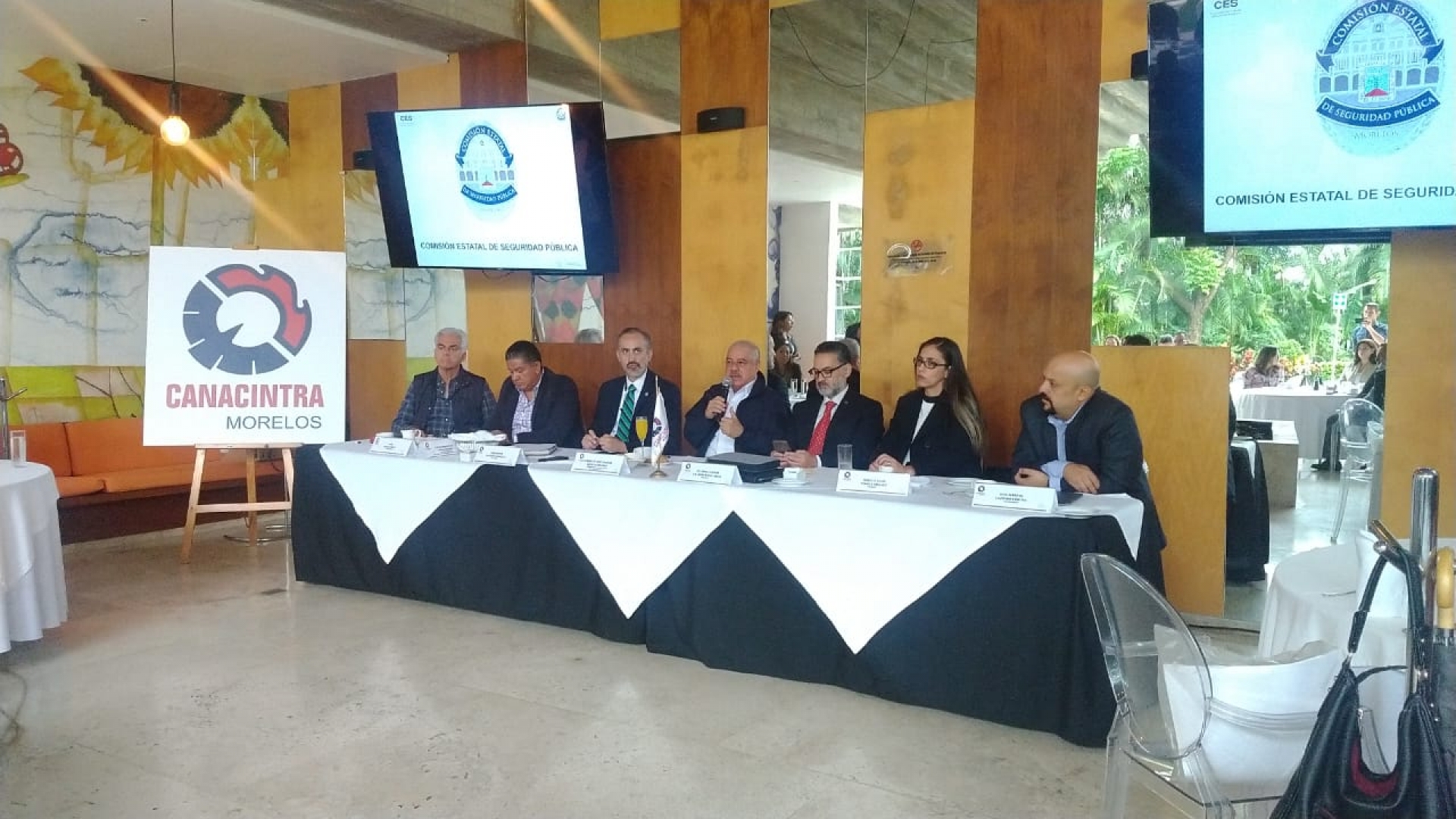 Empresarios se reúnen con el comisionado estatal de seguridad