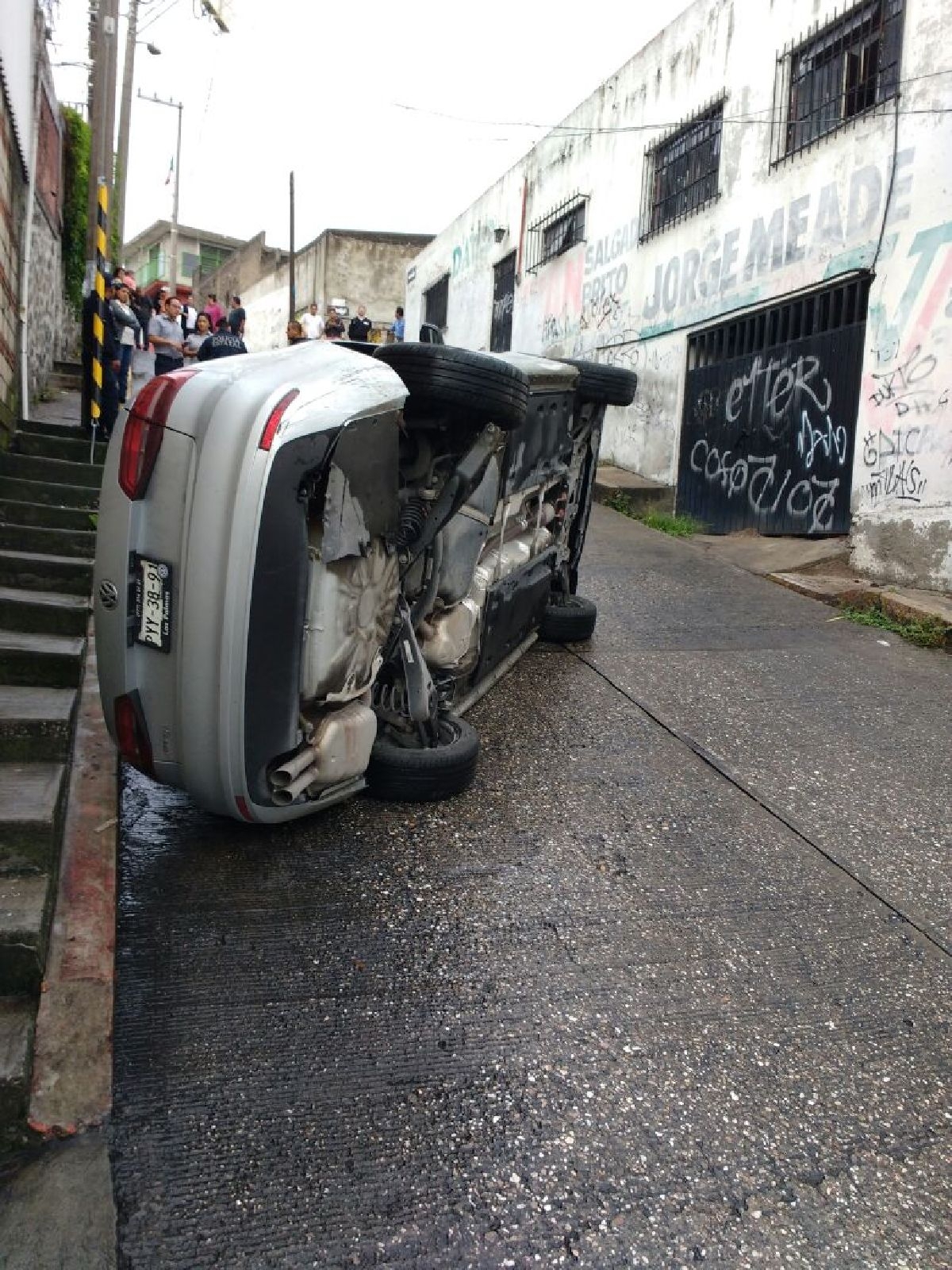 Estacionó su auto sin freno y terminó volcado, en Temixco