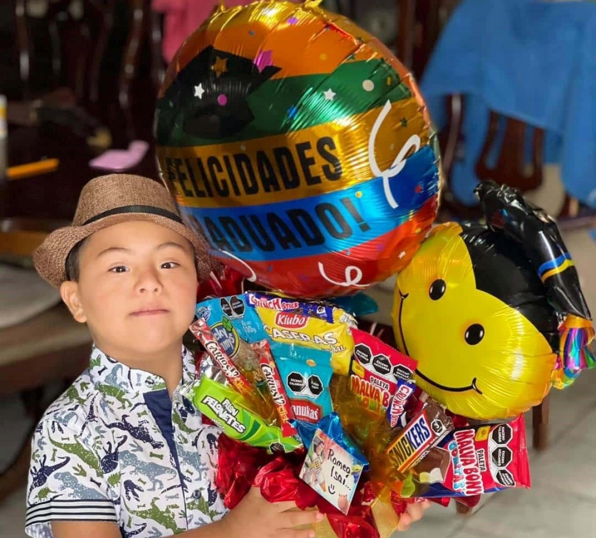 Romeo niño con Síndrome de Down que fue discriminado, celebra su graduación en limusina
