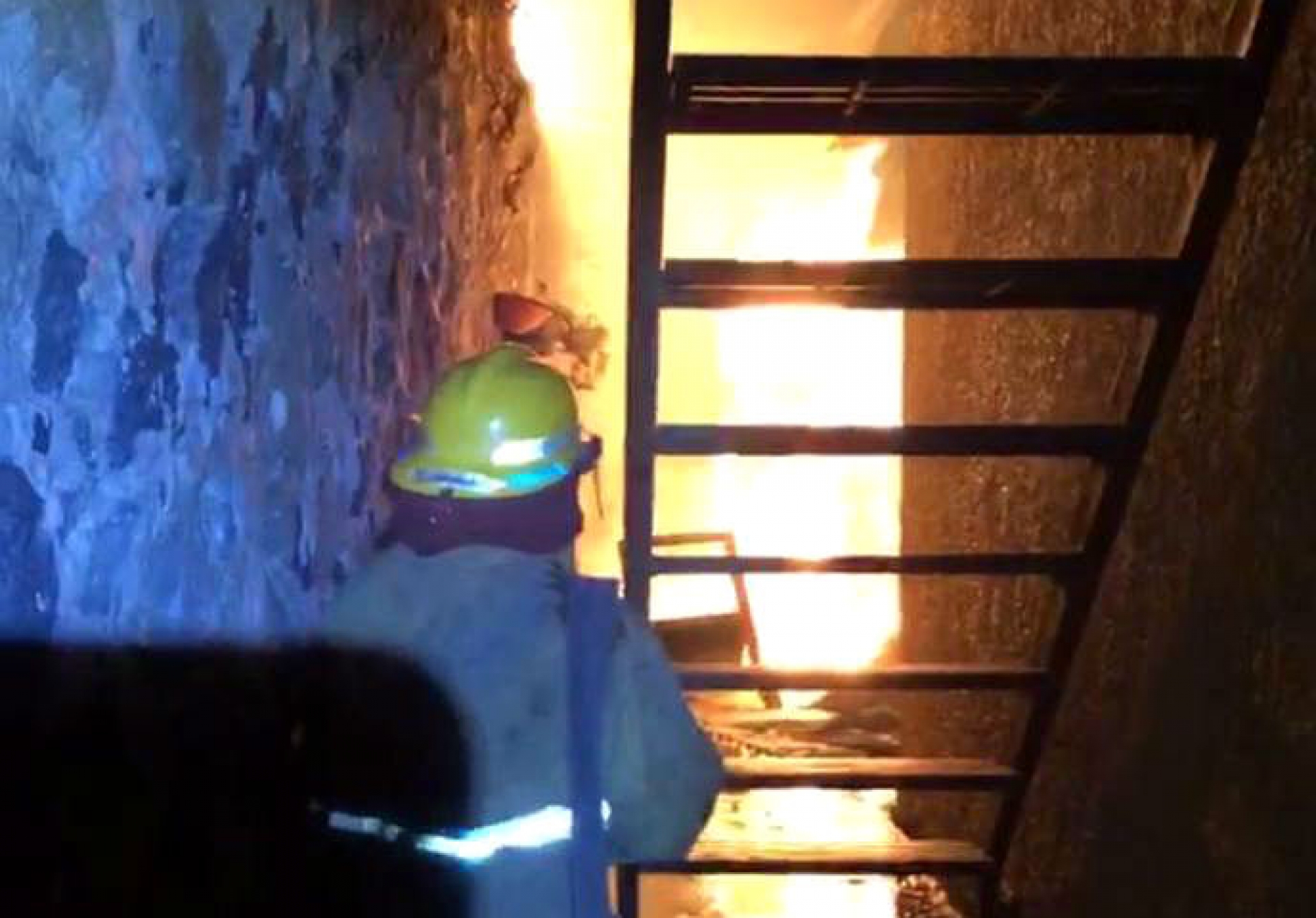 Sofocan bomberos incendio en una casa, en el fraccionamiento Burgos