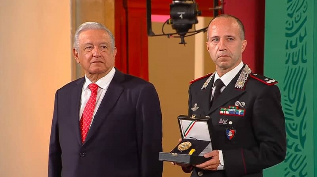 AMLO condecora al comandante Roberto Riccardi, por recuperación de piezas prehispánicas