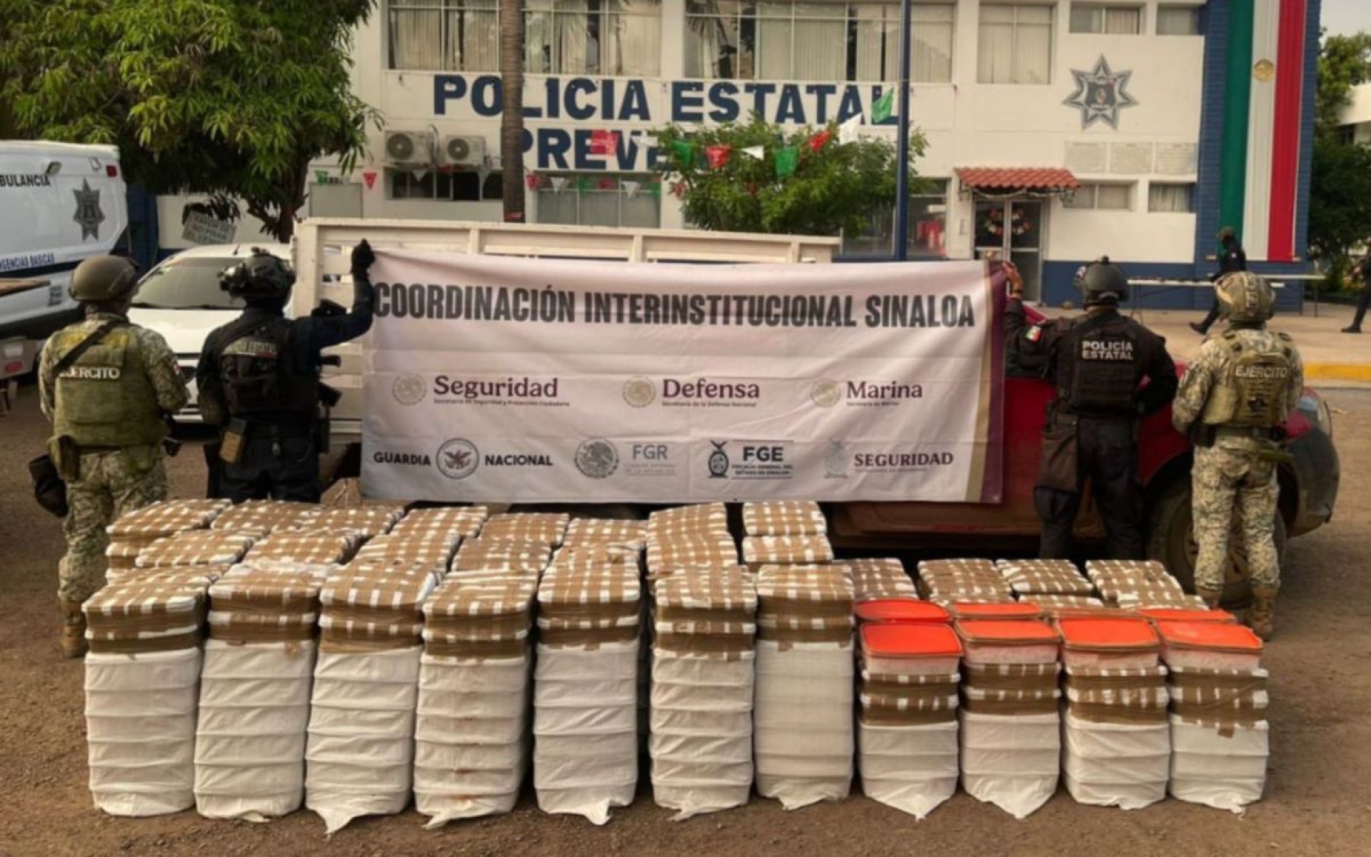 Aseguran camioneta robada con más de mil kilos de cristal en Culiacán