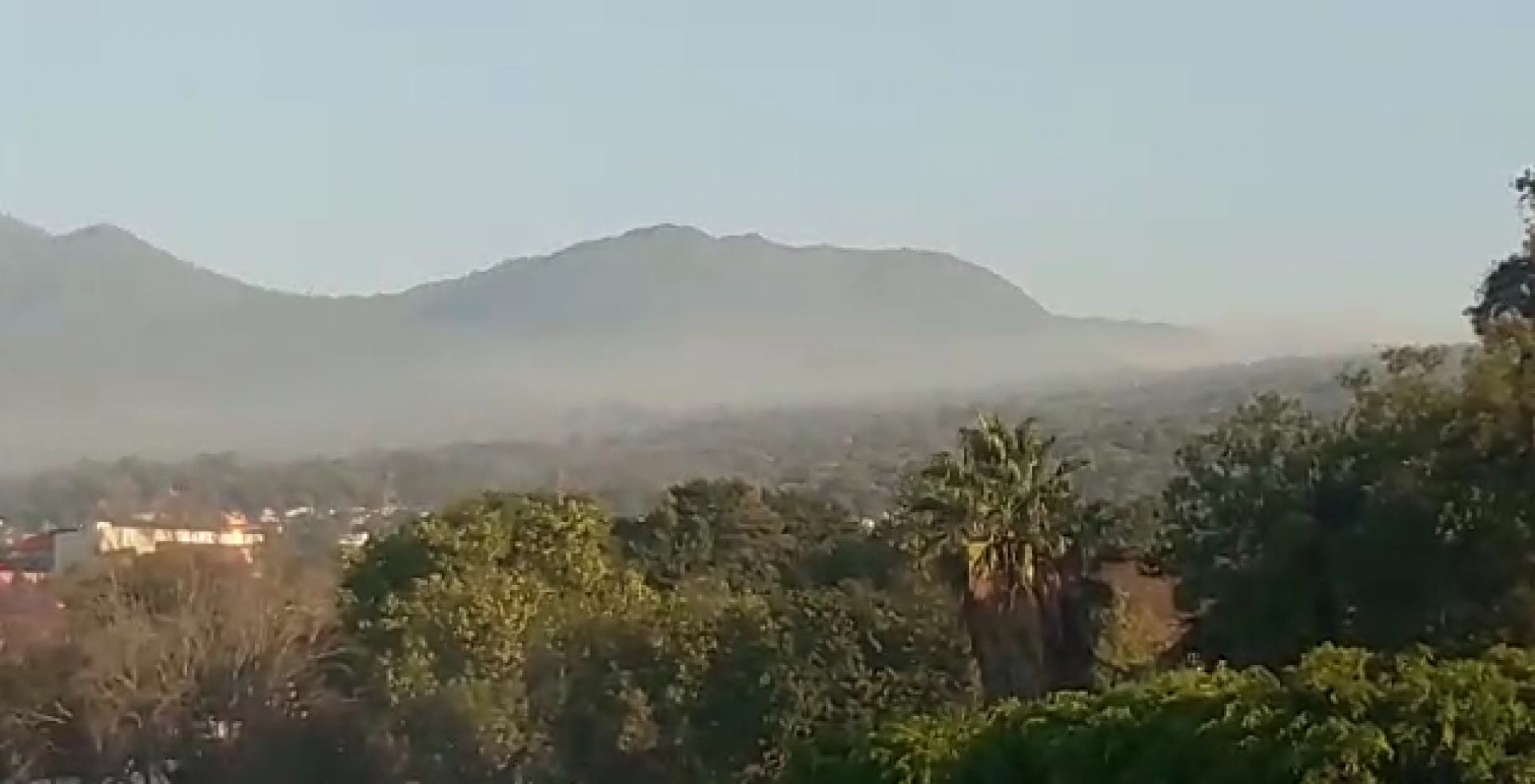 Efectúa recomendaciones PC Cuernavaca ante humo por incendio forestal