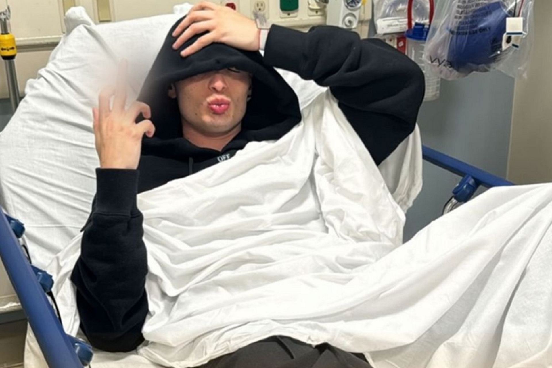 Peso pluma sufre fractura durante concierto: ¿Cuál es su estado de salud?