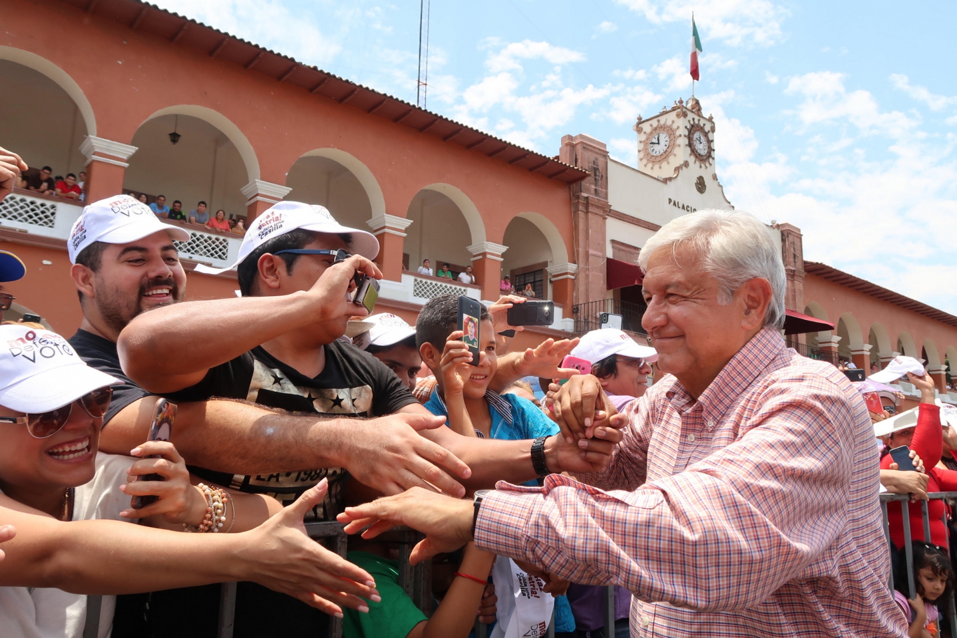 López Obrador propone no subir impuestos en términos reales