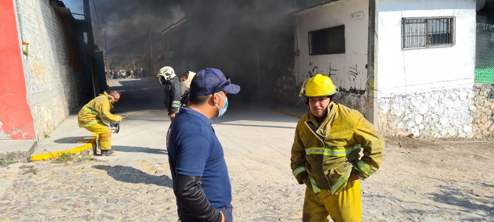 Controlan incendio en terreno con desechos industriales, en Yautepec