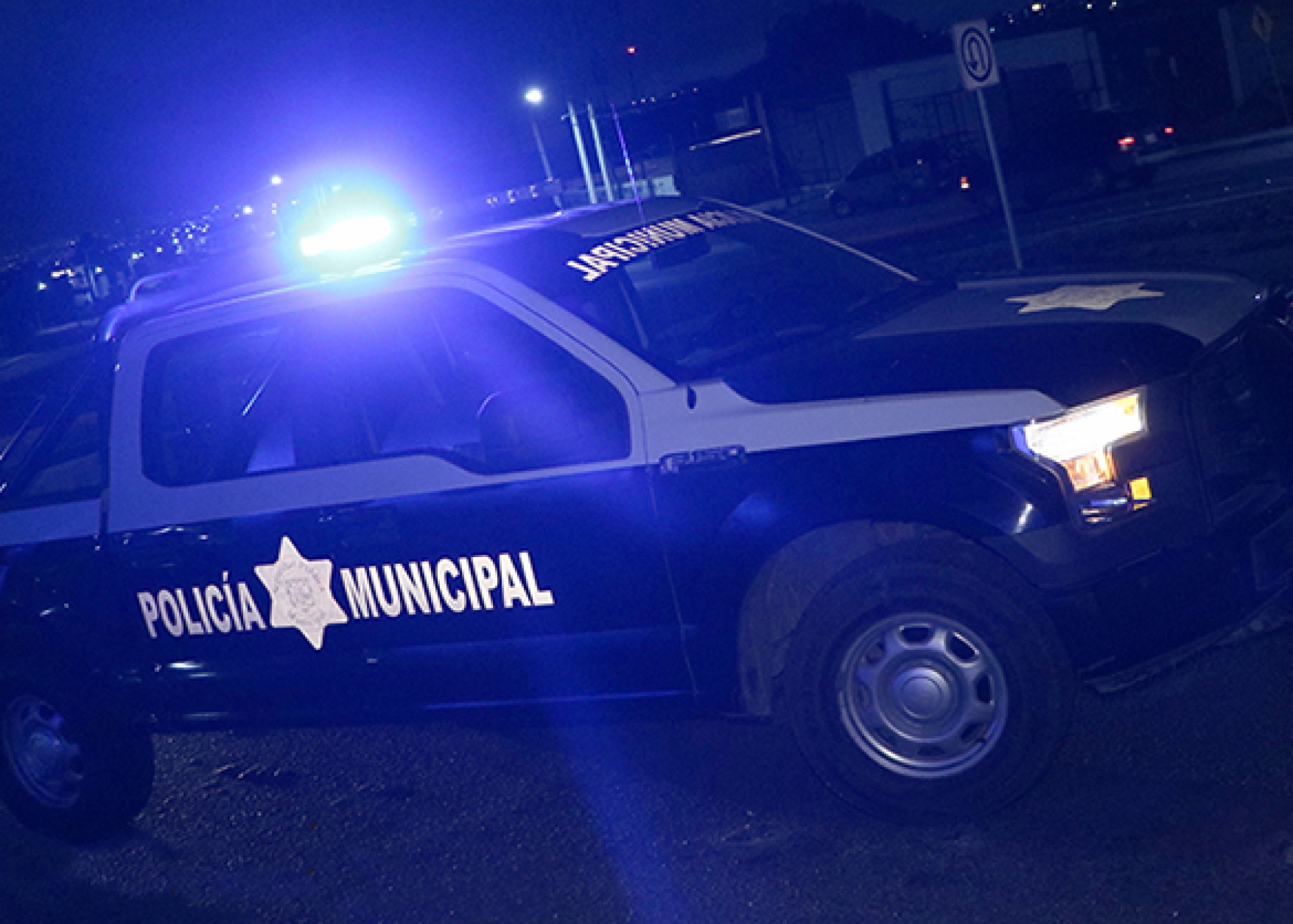 Cuatro individuos lo despojaron de su auto