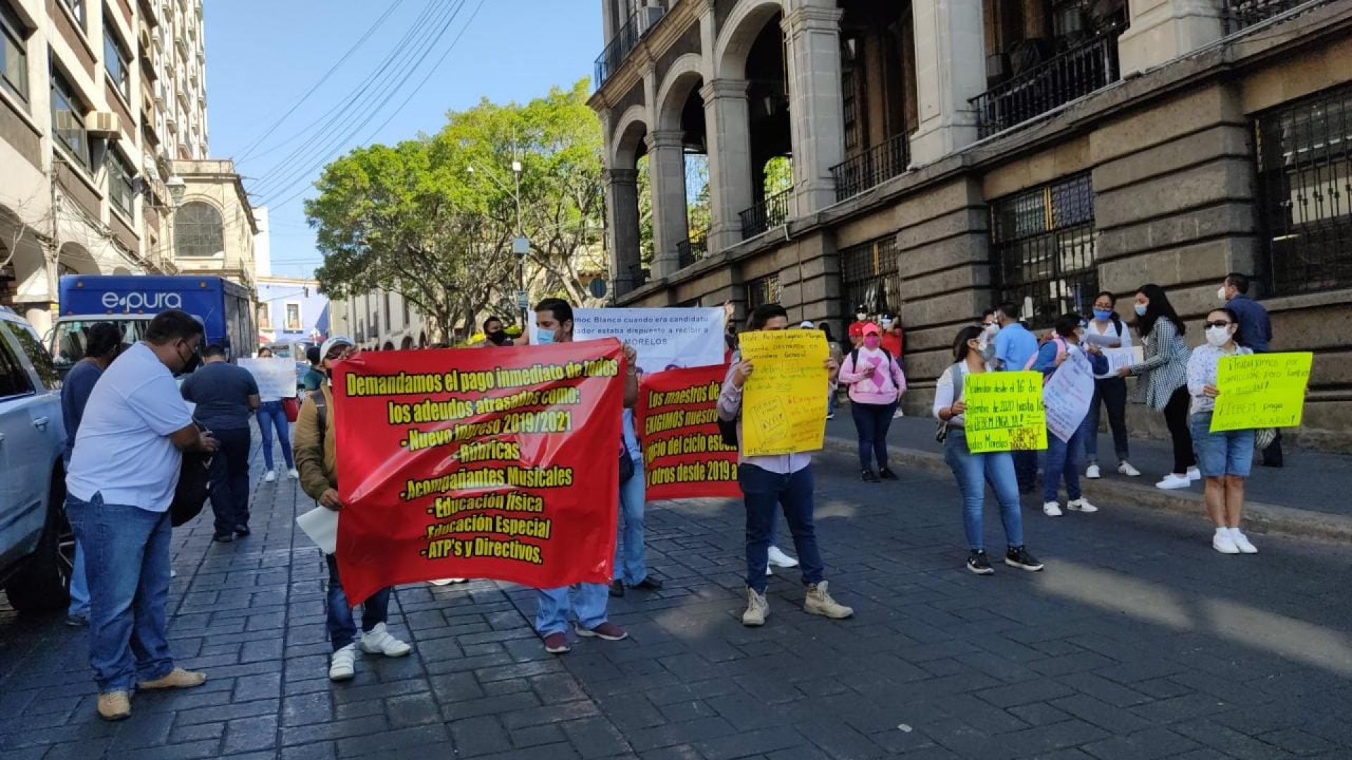Protestan maestros de nuevo ingreso, en Cuernavaca