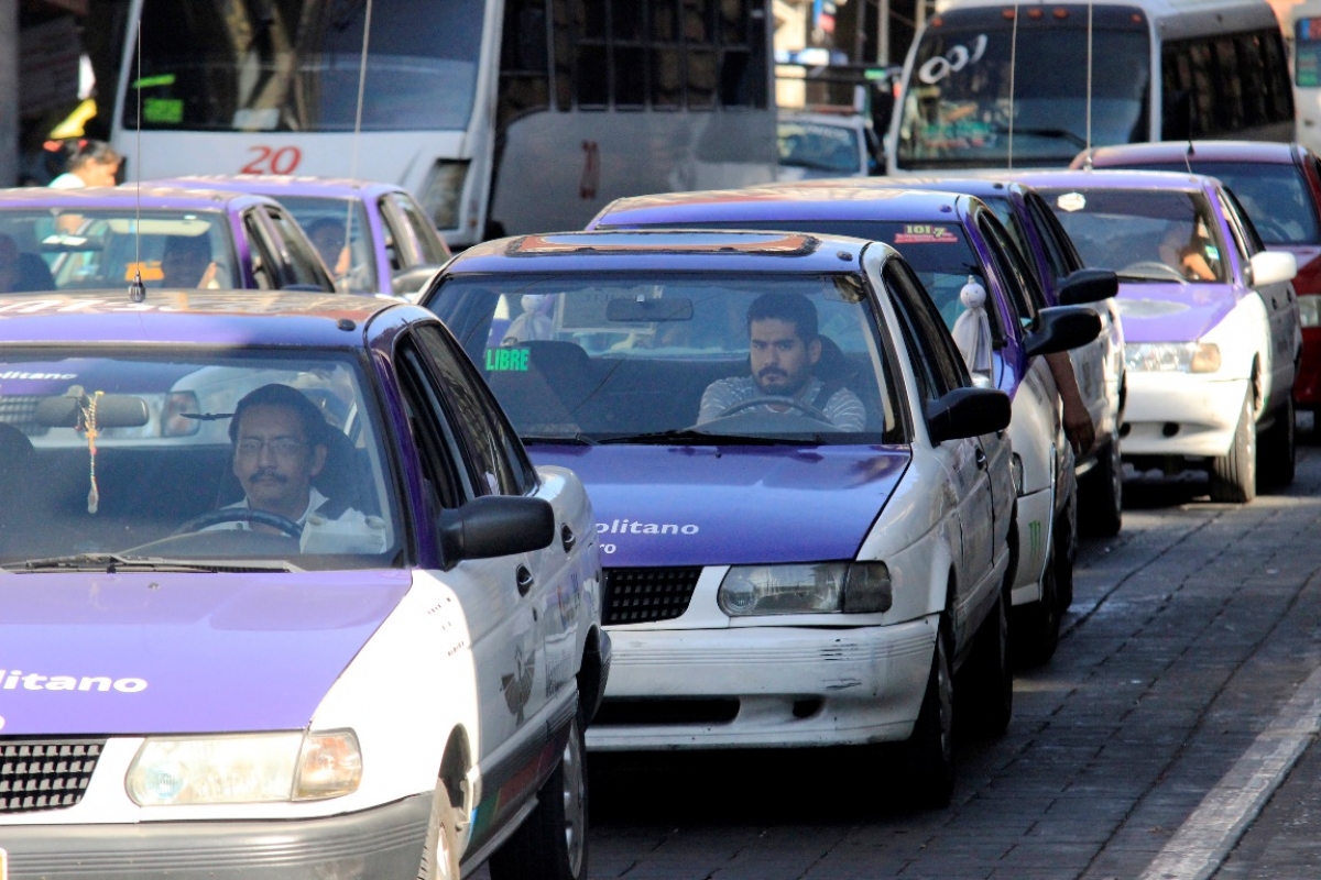 Denuncian transportistas que una organización entrega permisos de taxis y rutas con el aval de la SMyT