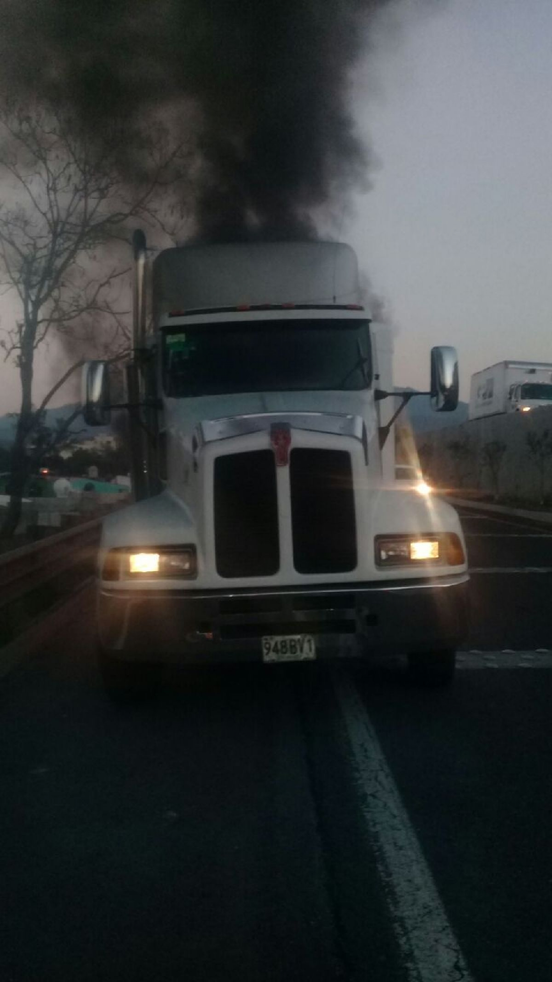Por poco y se le quema el tráiler
