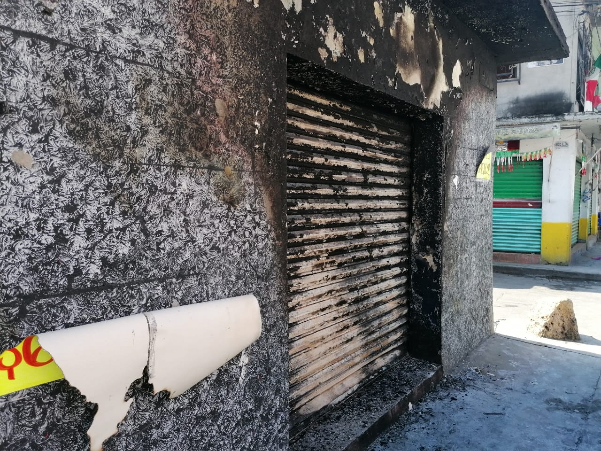 Dos locales comerciales fueron incendiados en Acatlipa