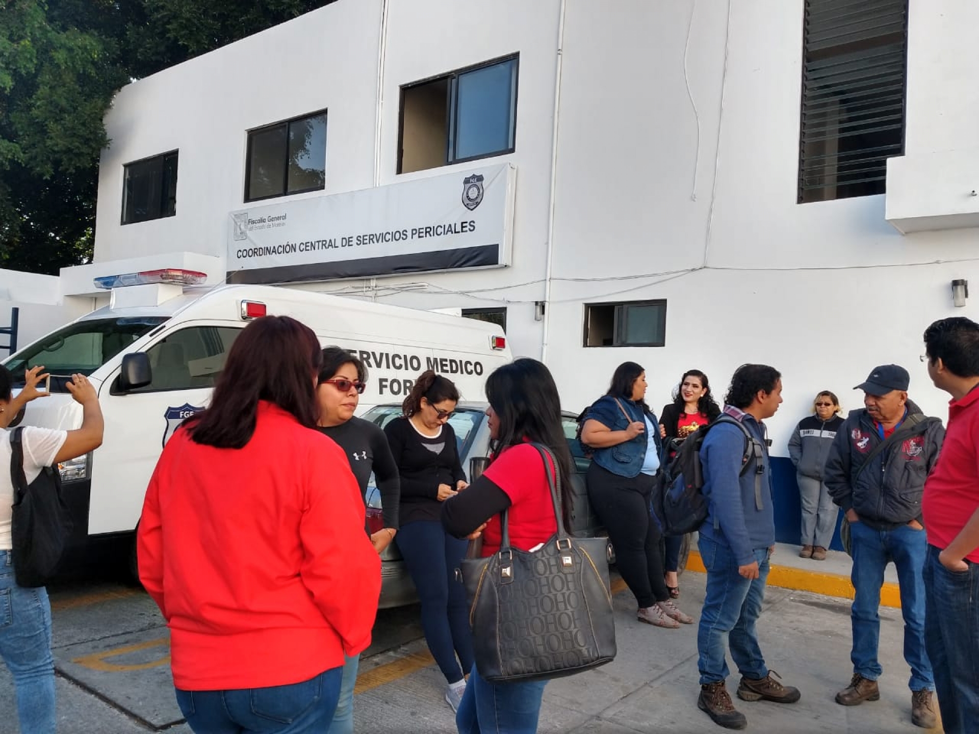 Se manifiestan trabajadores de la FGE