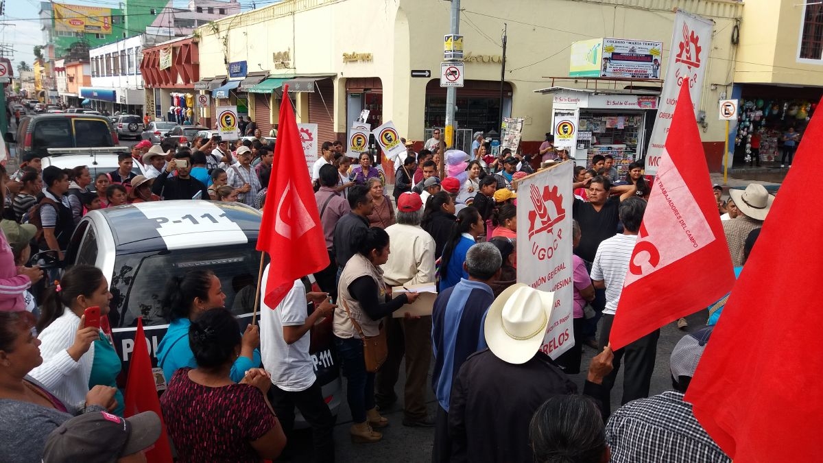 Bloquean vialidades en Cuautla para exigir ayuda a damnificados