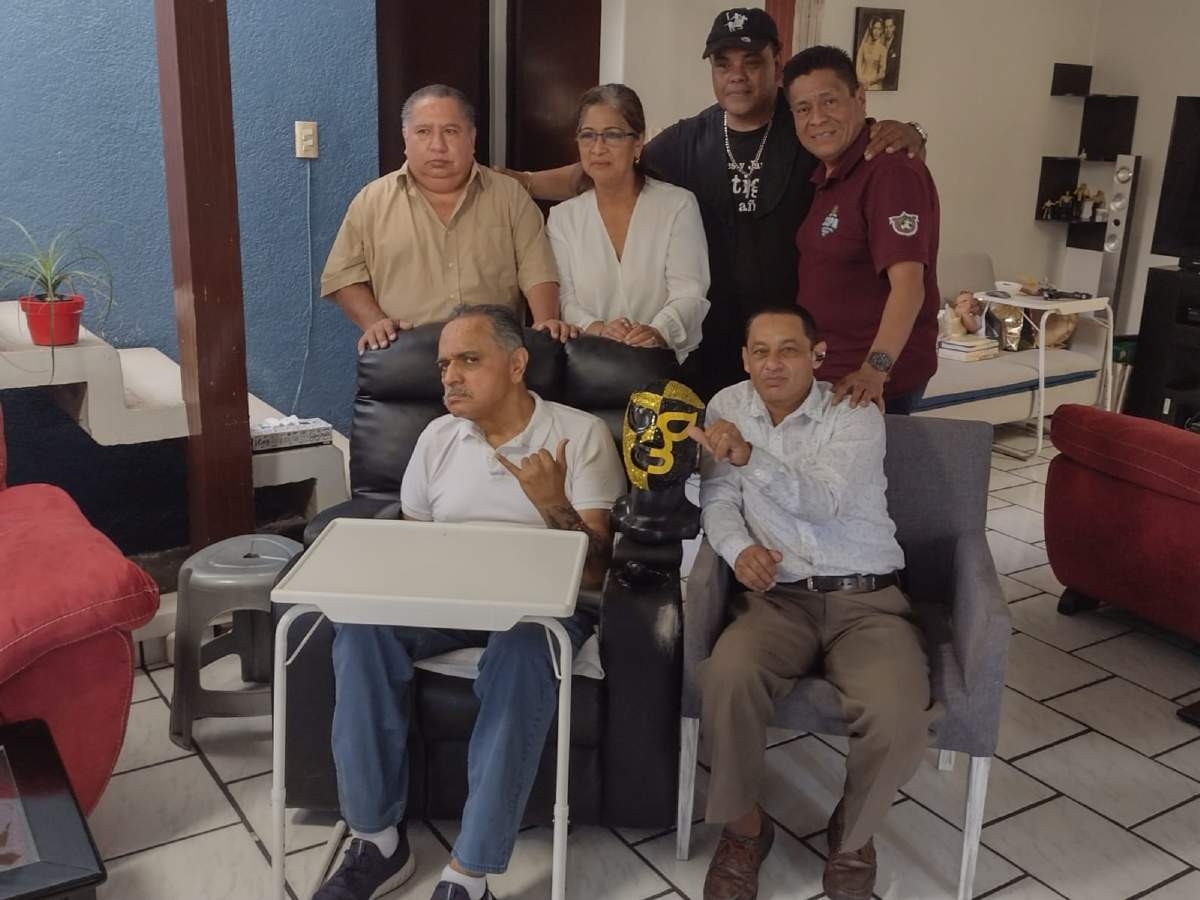 Entregan máscara de Pierroth Jr. a ganadores de la rifa