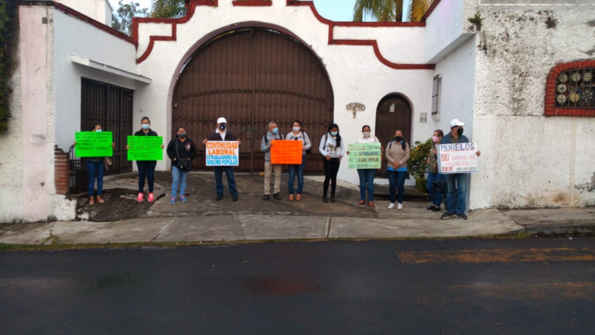 Se manifiestan ex trabajadores del 'seguro popular', en Salud