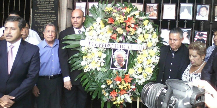Colocan abogados corona en memoria de García Aragón en la ofrenda a víctimas; "Morelos está de luto", afirman