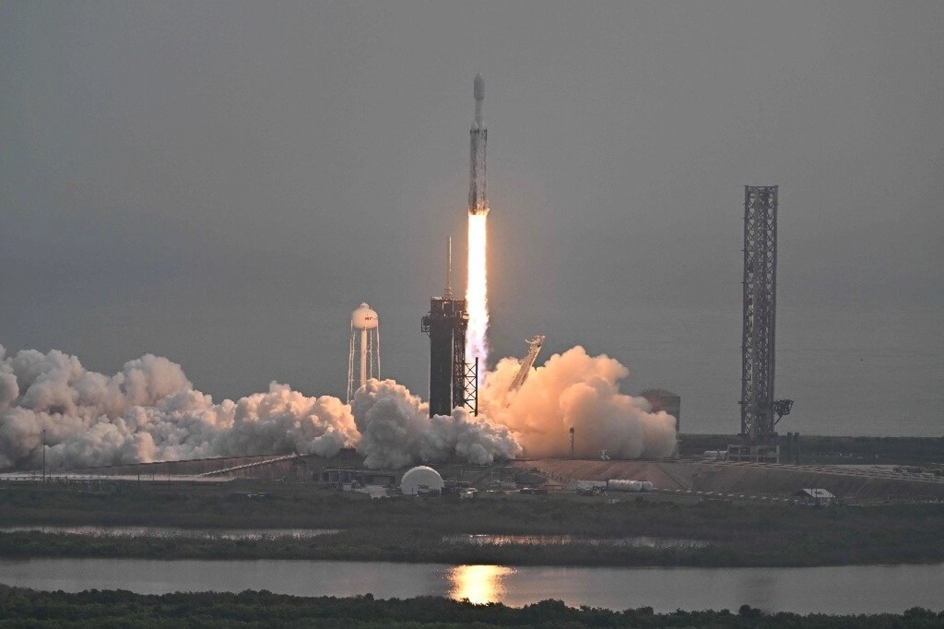 NASA lanza misión hacia asteroide metálico Psique