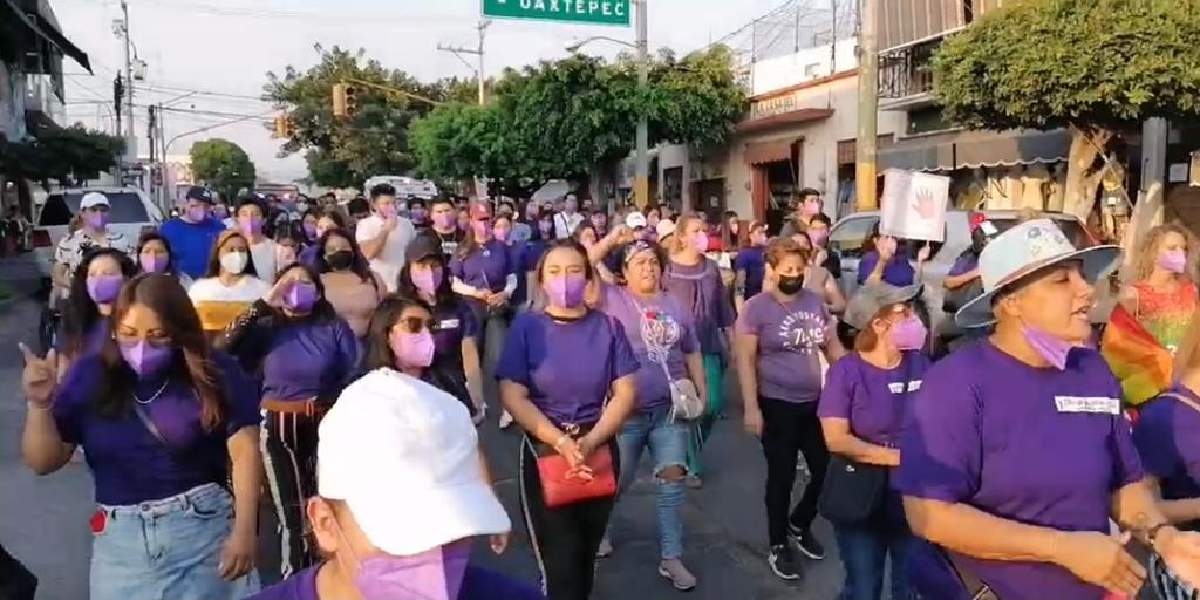Marchan a favor de los derechos de las mujeres en Cuautla