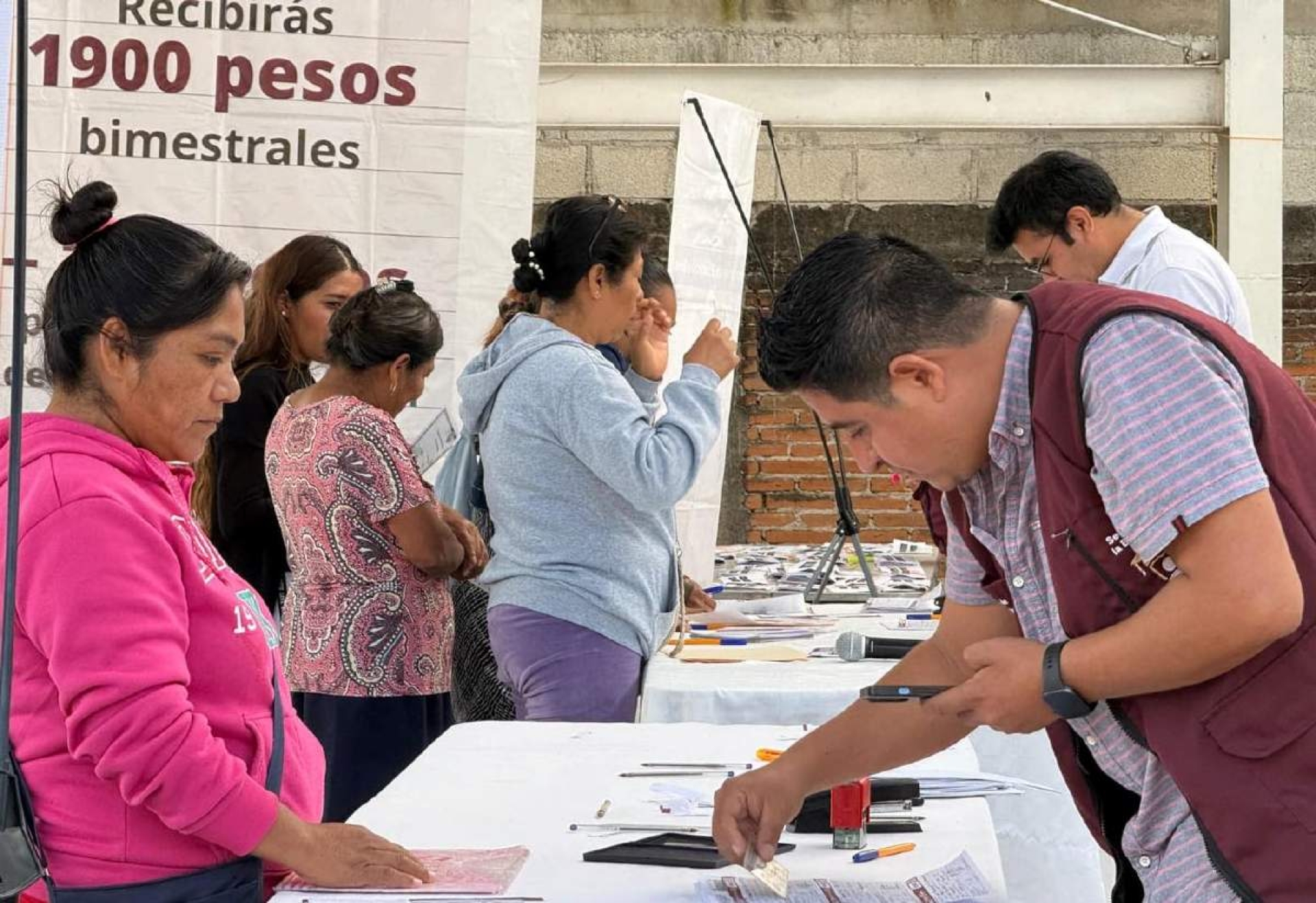 Entregan becas 'Rita Cetina' en Tlaltizapán
