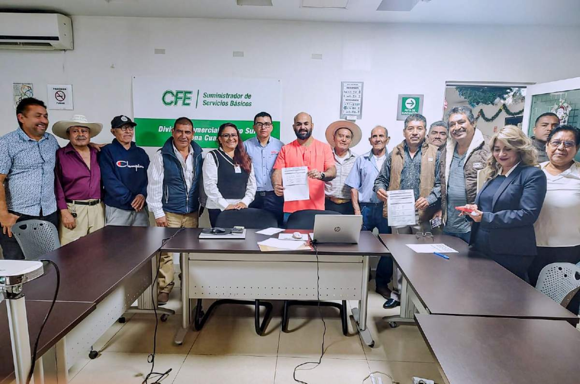 Protestan campesinos ante la CFE por cancelación de subsidios