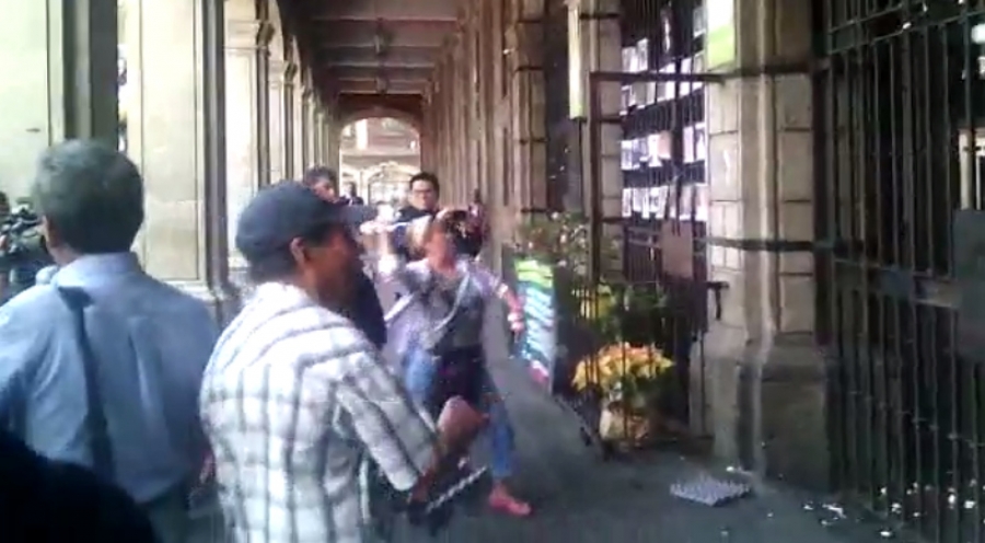 Arrojan huevos contra el Palacio de Gobierno; grupos enfrentados en caso Gustavo Salgado coinciden en protesta