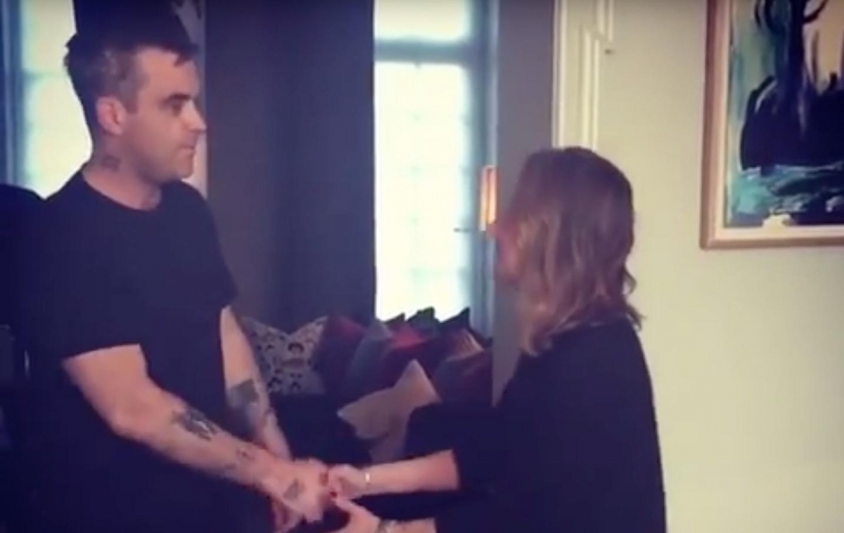 ¡Robbie Williams usa gel antibacterial hasta con su suegra!