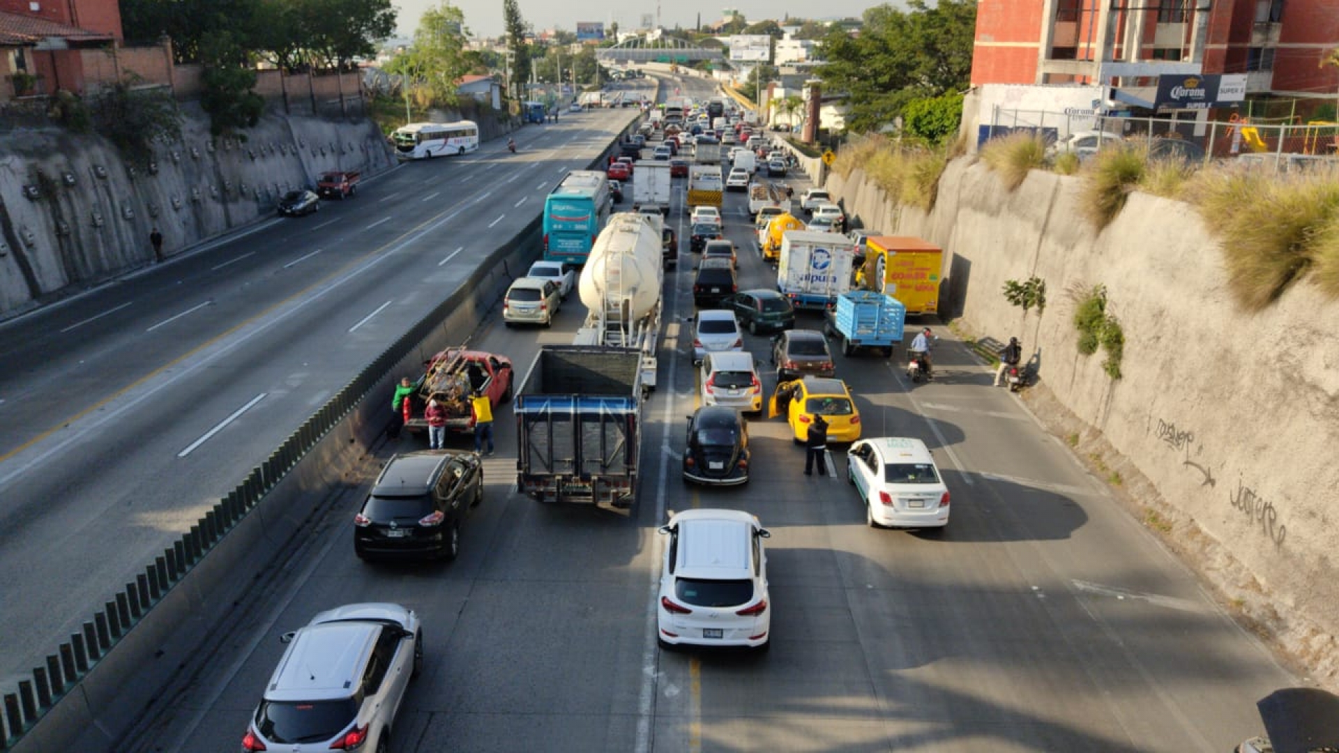 Protestan trabajadores de Puente de Ixtla en Cuernavaca; realizaron bloqueos