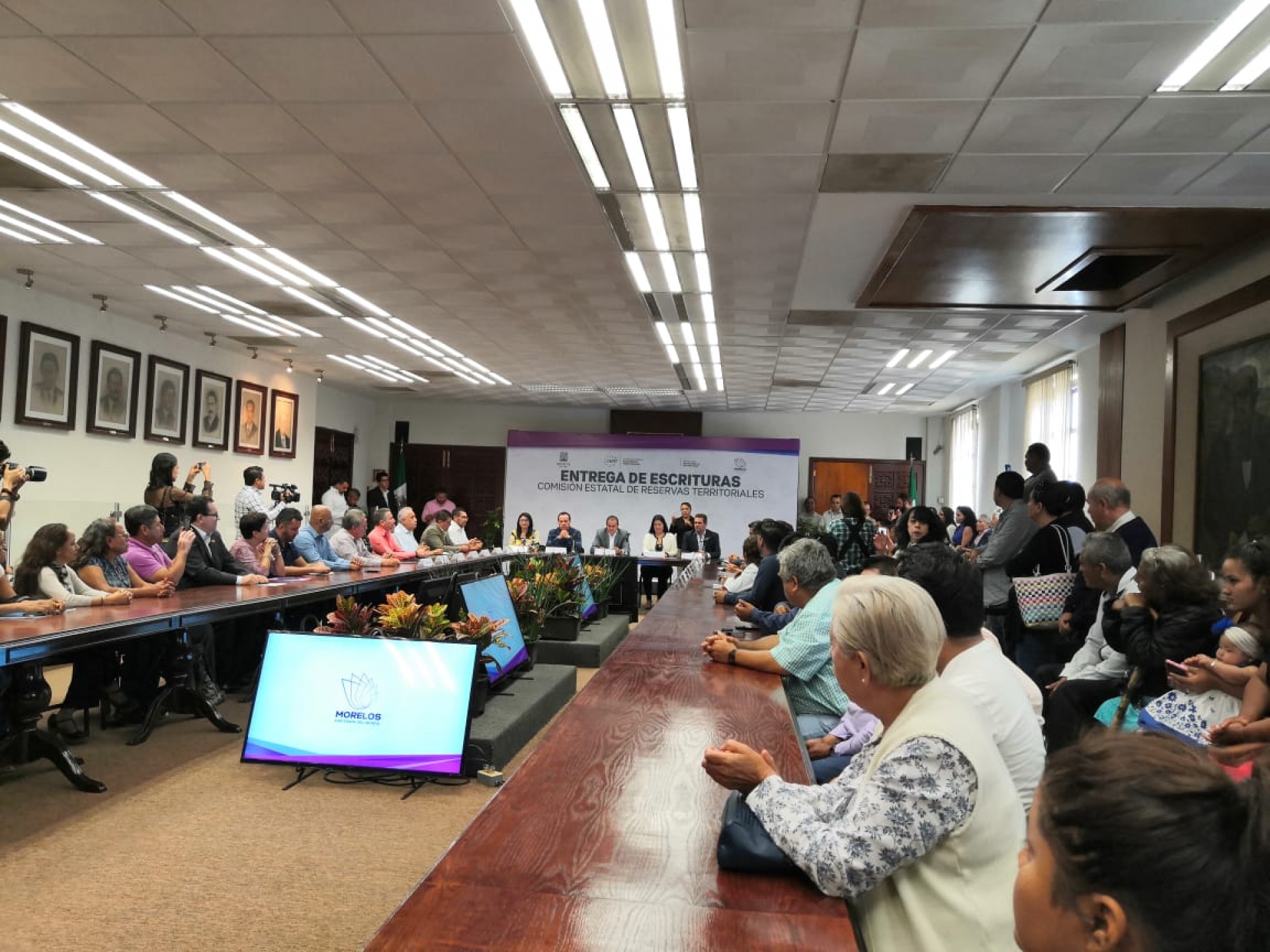 Entrega gobernador escrituras a través de la Comisión Estatal de Reservas Territoriales