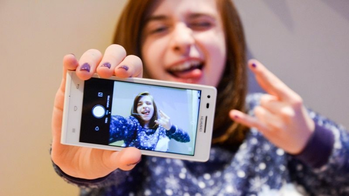 Por qué debes dejar a otra persona desconocida escoger tus fotos de perfil