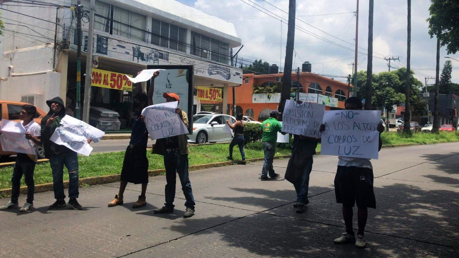 Vecinos de Patios de la Estación se manifiestan contra altas tarifas de CFE