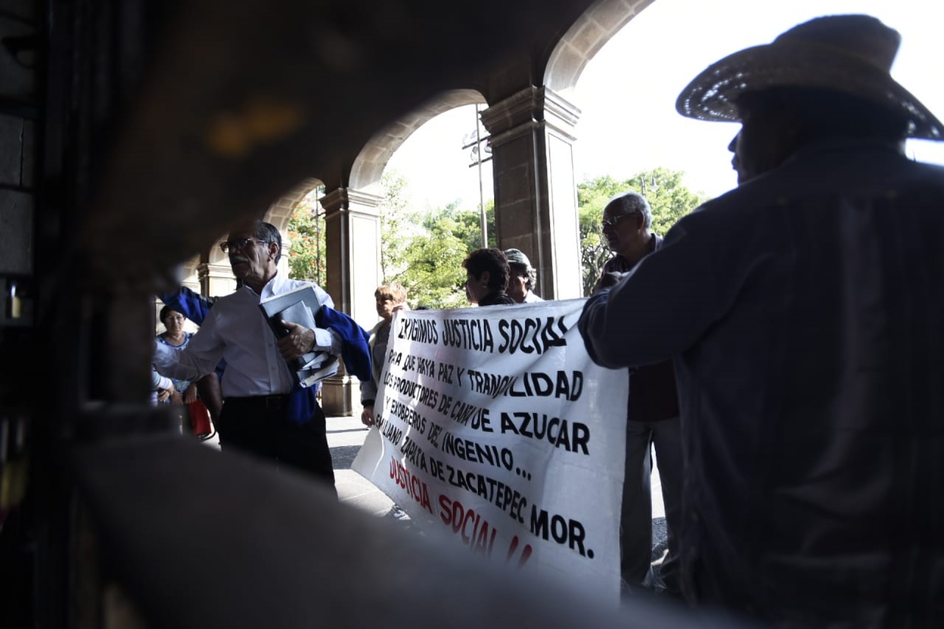 Ex cañeros del ingenio Emiliano Zapata se manifiestan en Cuernavaca
