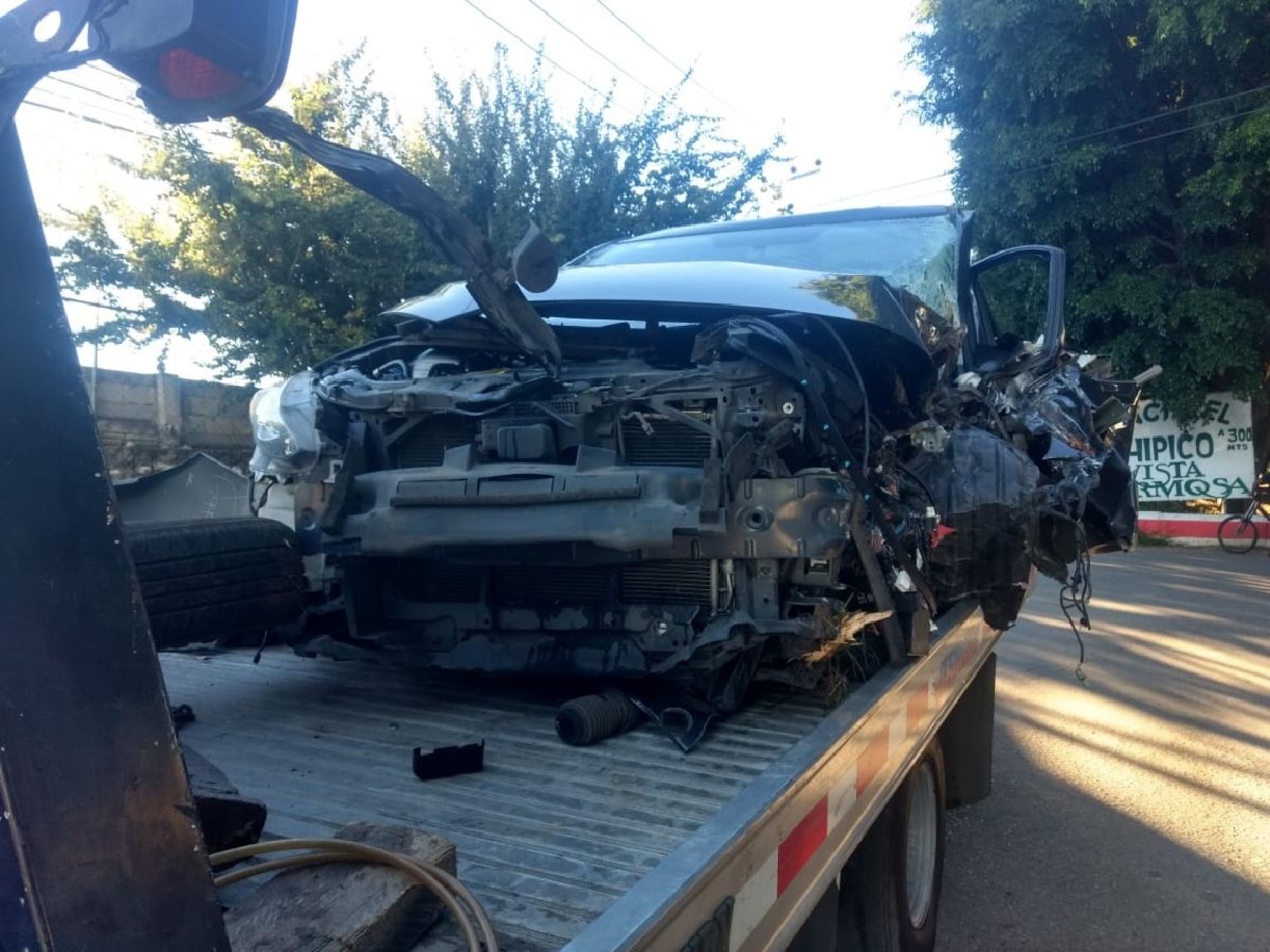 Muere joven prensado en un auto