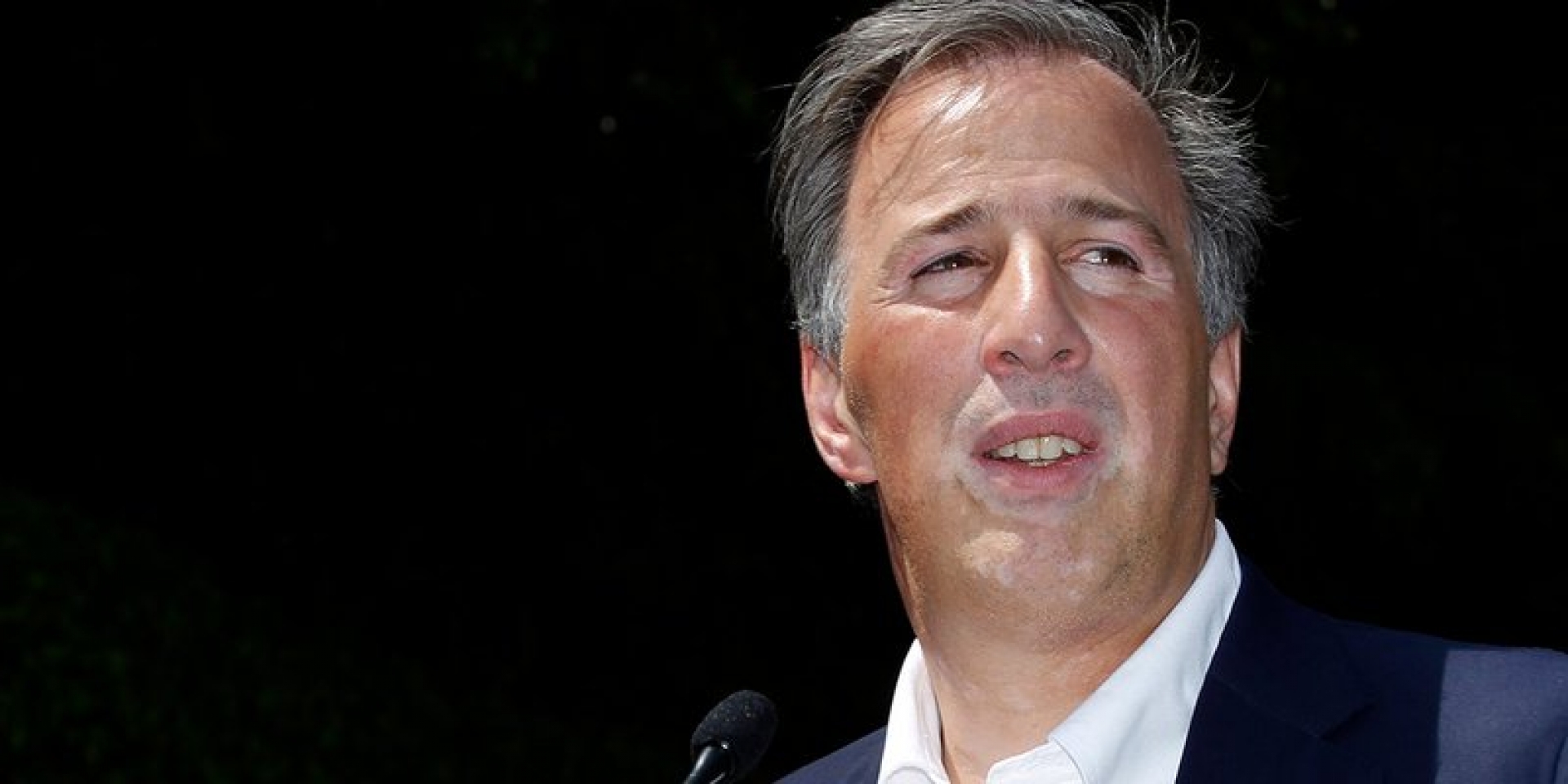 Mujeres obsequian virgen a Meade para que lo proteja en campaña
